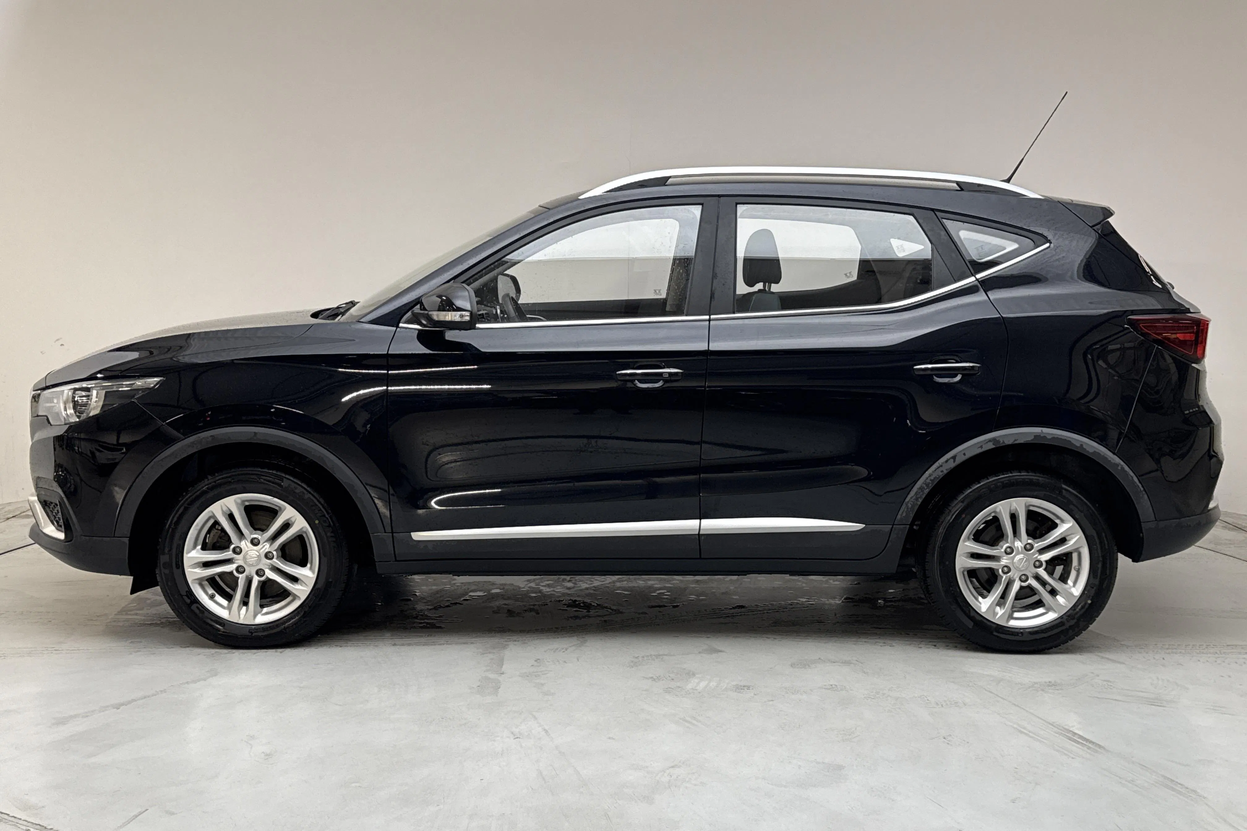 Presentationsfoto 2 av 15: MG ZS EV (143hk) - 5 580 mil - Automat - svart - 2020
