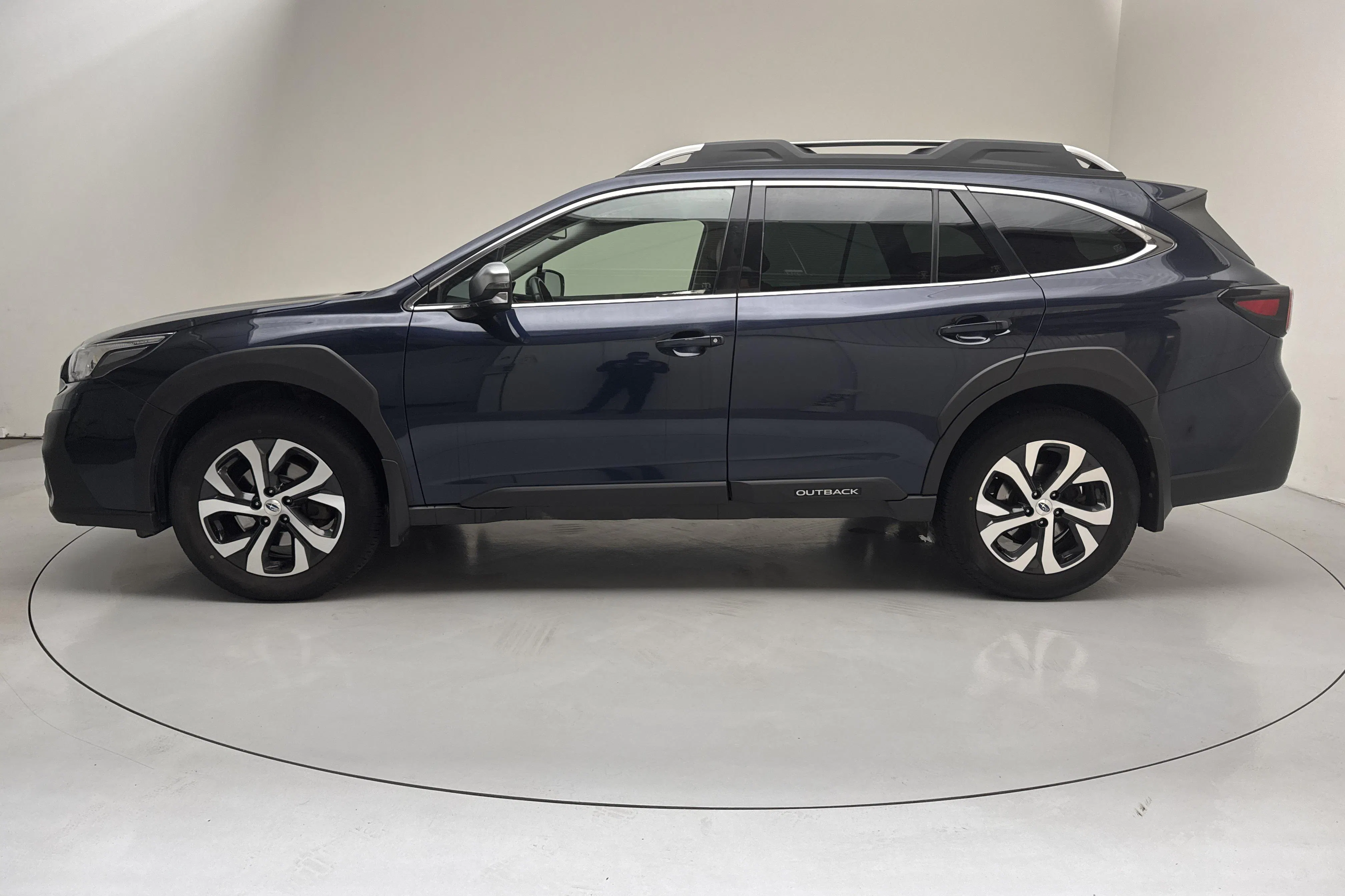 Presentationsfoto 2 av 16: Subaru Outback 2.5i XFuel 4WD (169hk) - 14 678 mil - Automat - Mörkblå - 2021