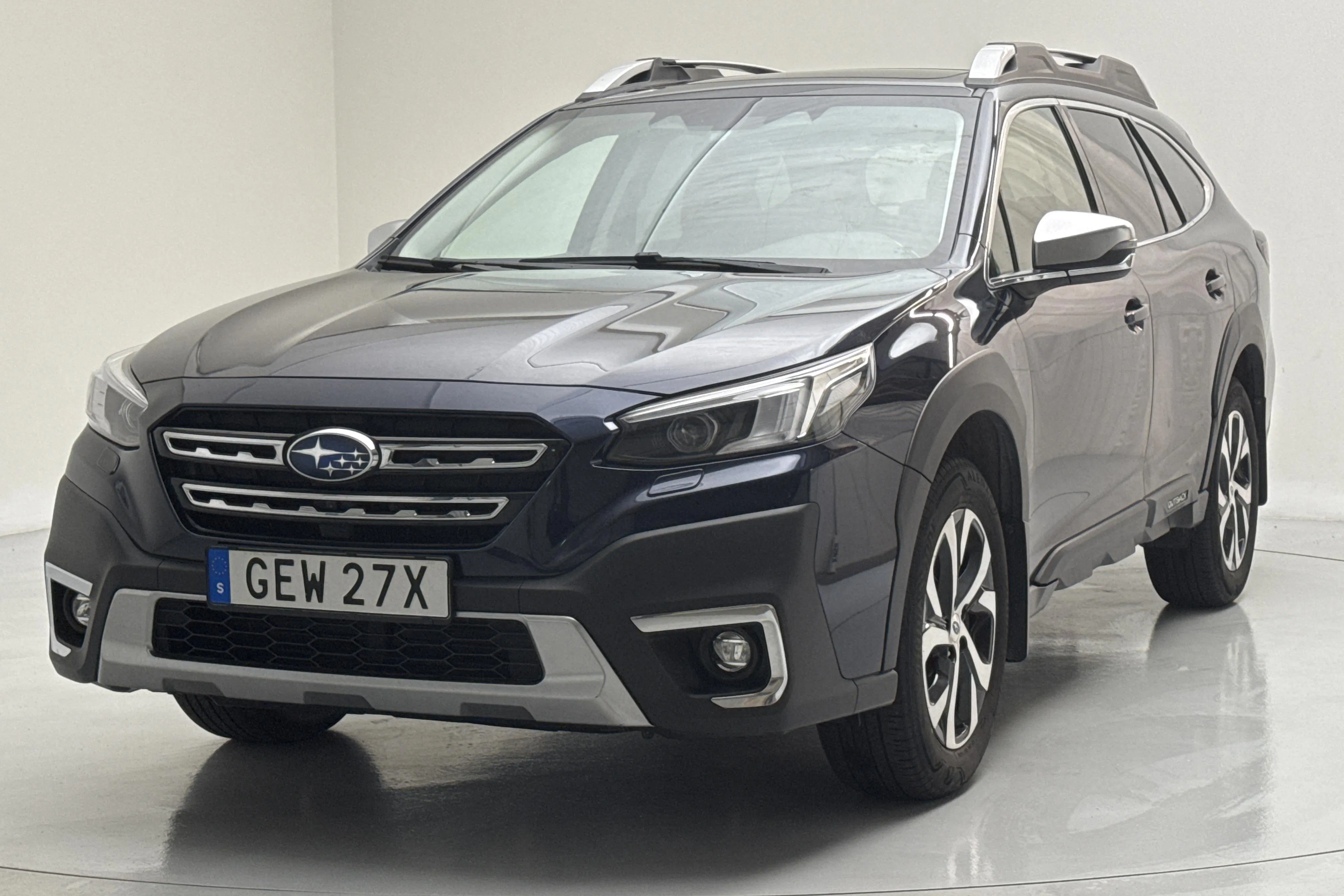 Presentationsfoto 1 av 16: Subaru Outback 2.5i XFuel 4WD (169hk) - 14 678 mil - Automat - Mörkblå - 2021