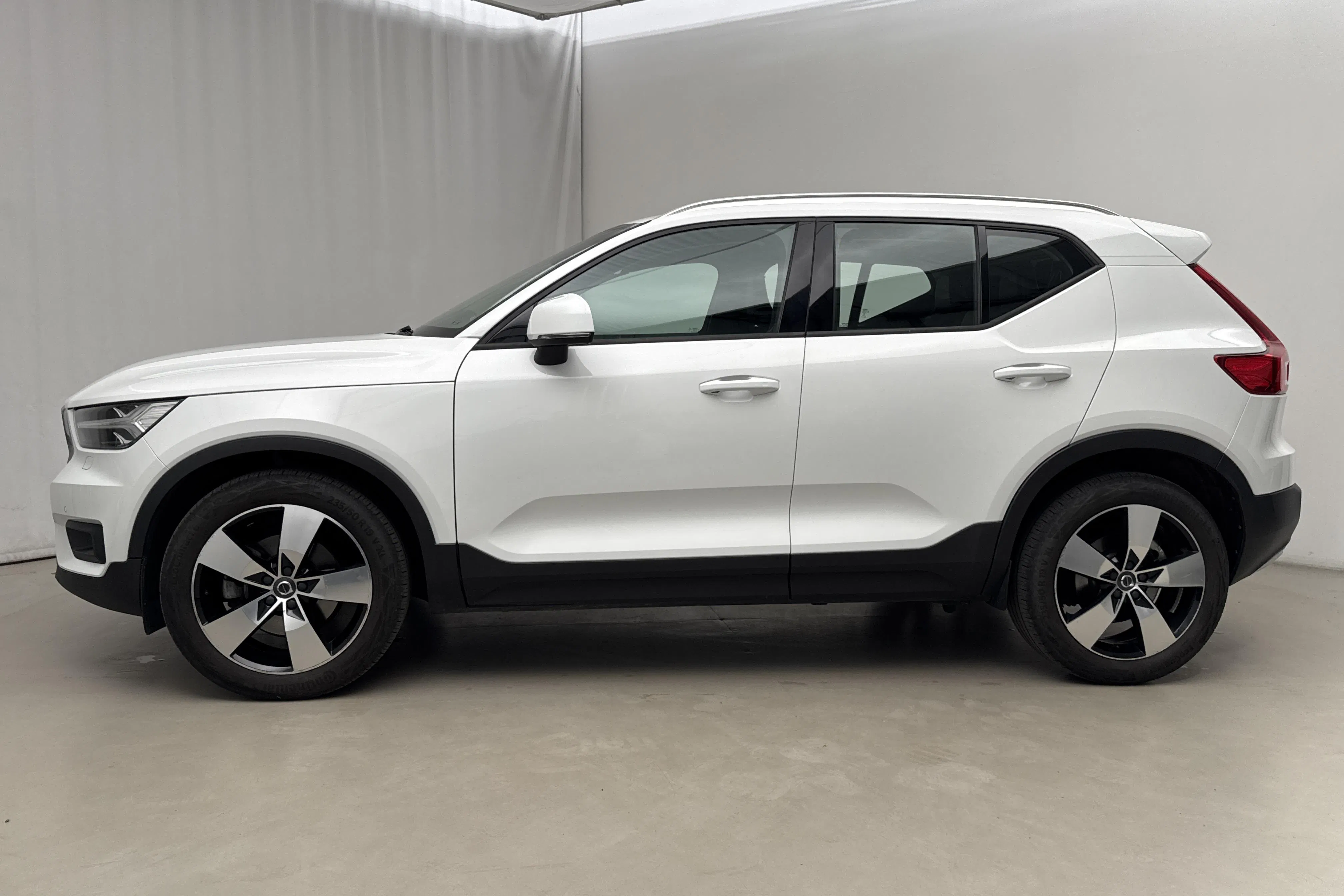 Presentationsfoto 2 av 18: Volvo XC40 D4 AWD (190hk) - 21 735 mil - Automat - vit - 2019