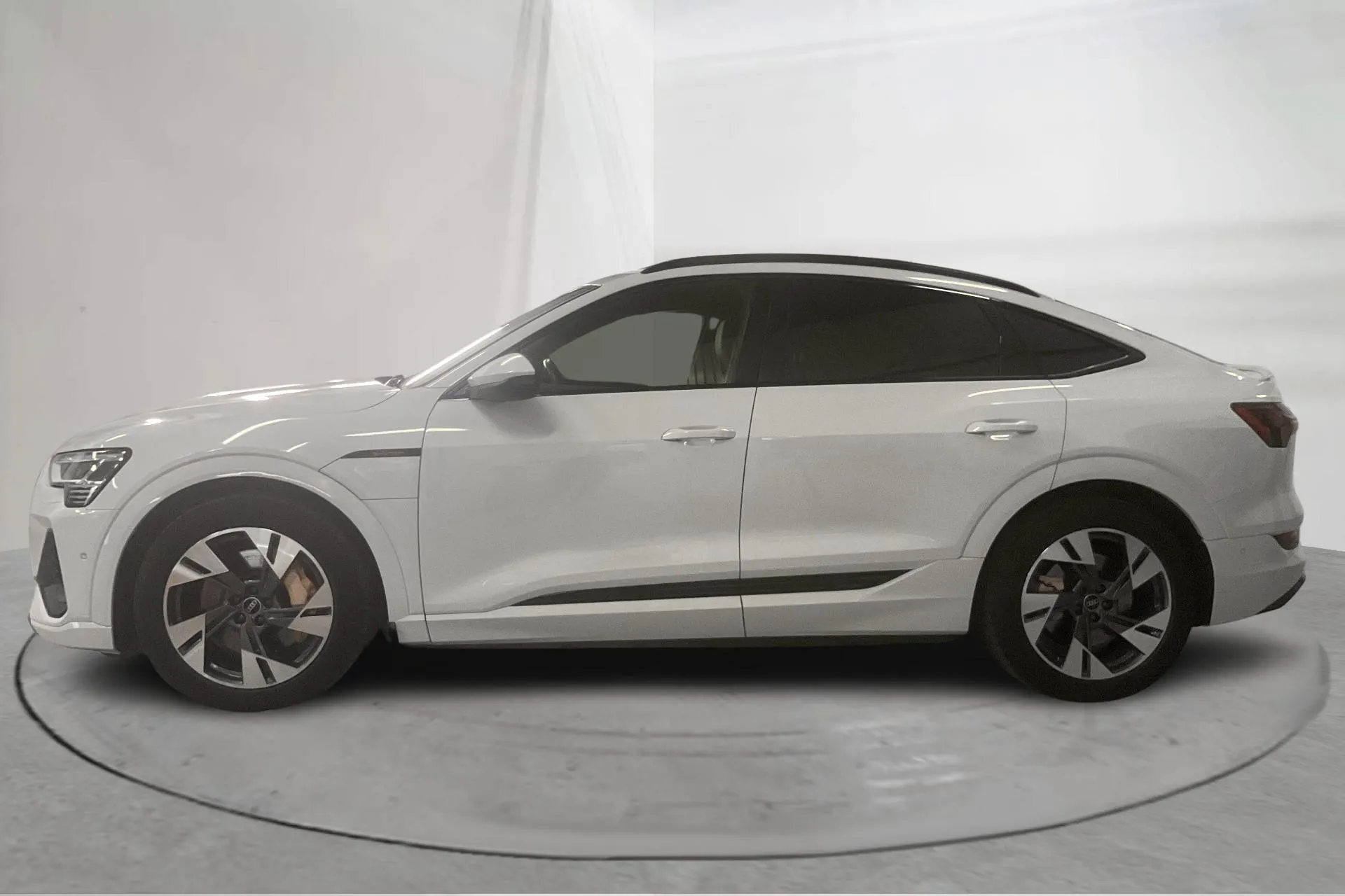Presentationsfoto 2 av 21: Audi e-tron Sportback 55 quattro 95kWh (408hk) - 6 432 mil - Automat - vit - 2022