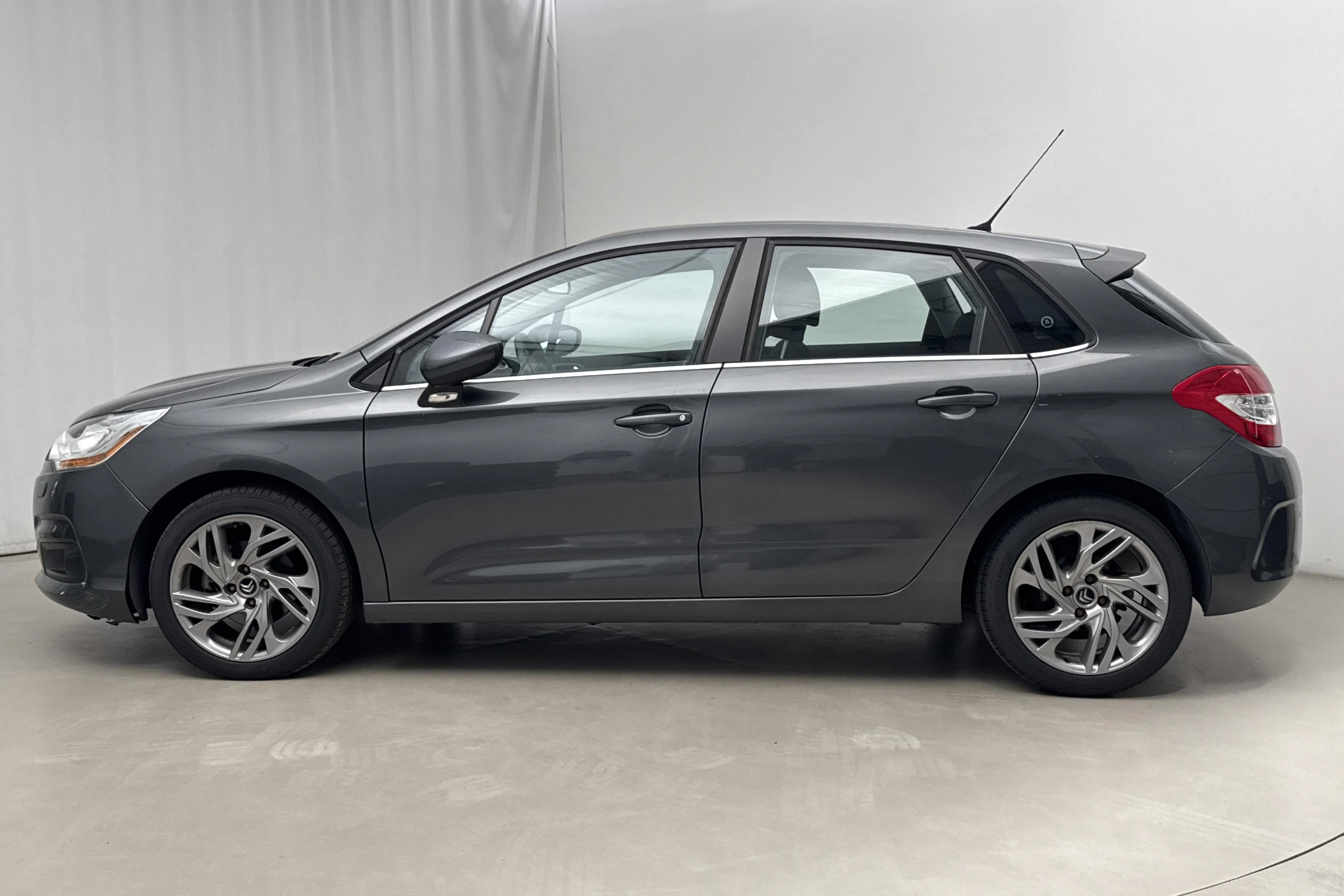 Presentationsfoto 2 av 14: Citroën C4 1.6 HDi (115hk) - 3 969 mil - Manuell - grå - 2014