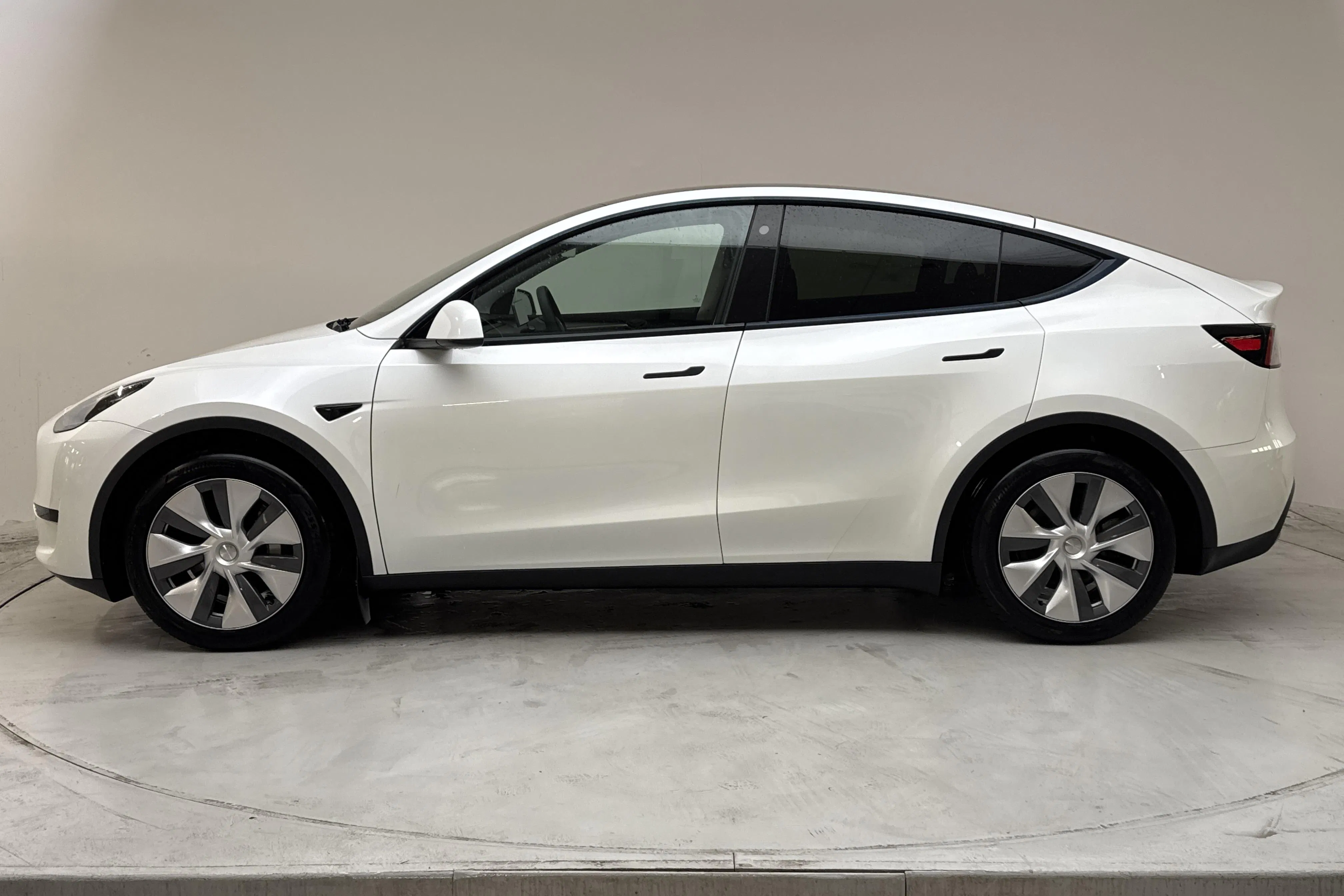 Presentationsfoto 2 av 19: Tesla Model Y RWD - 4 932 mil - Automat - vit - 2023