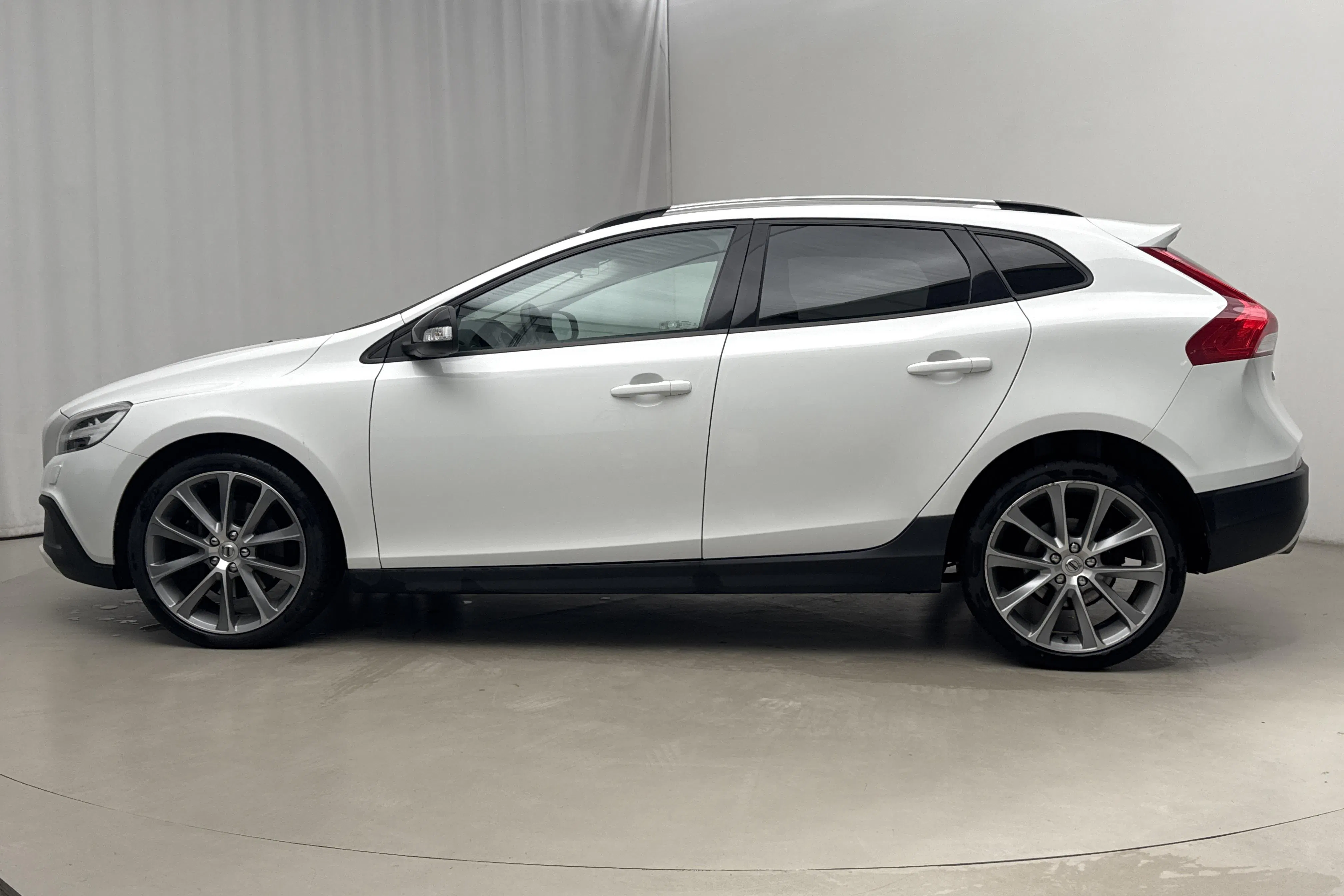Presentation photo 2 of 17: Volvo V40 Cross Country T3 (152hk) - 74 780 km - Automatic - white - 2019