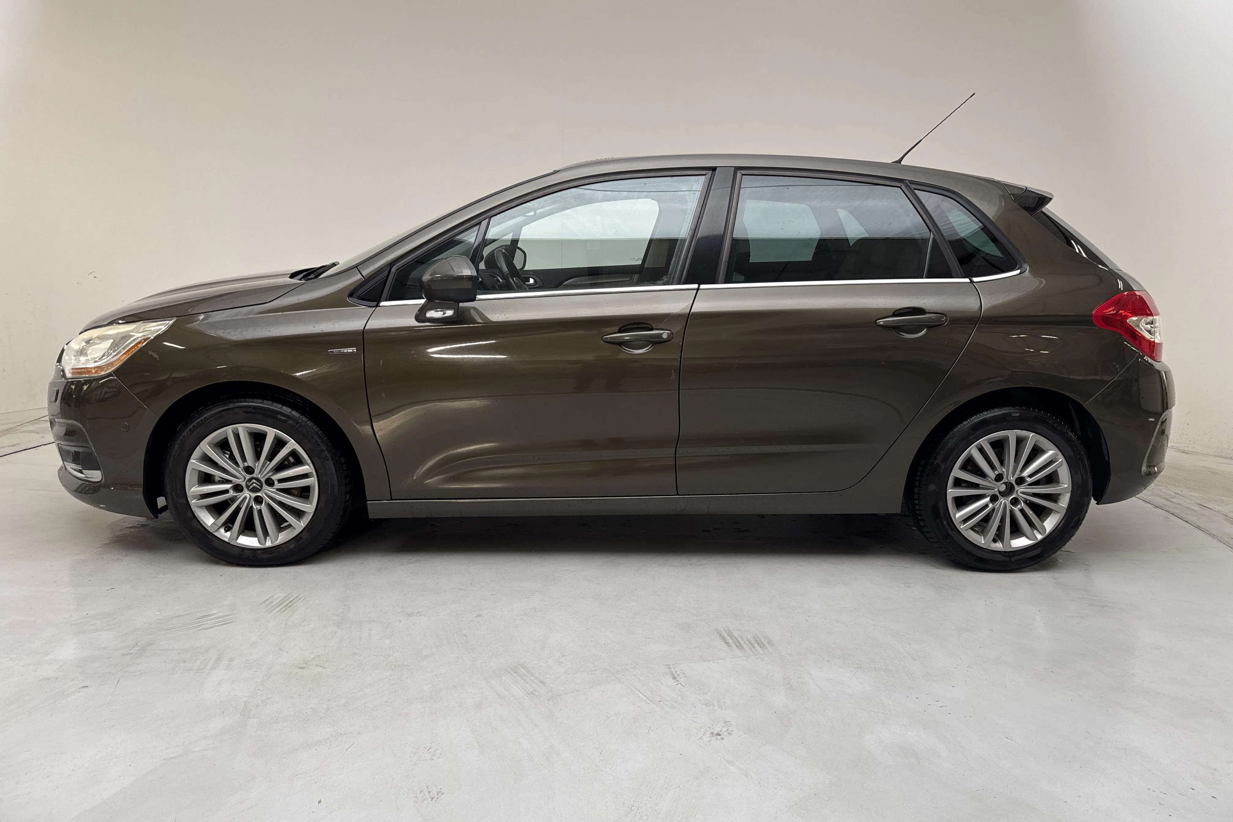 Presentationsfoto 2 av 14: Citroën C4 1.6 HDi (115hk) - 25 239 mil - Automat - brun - 2013