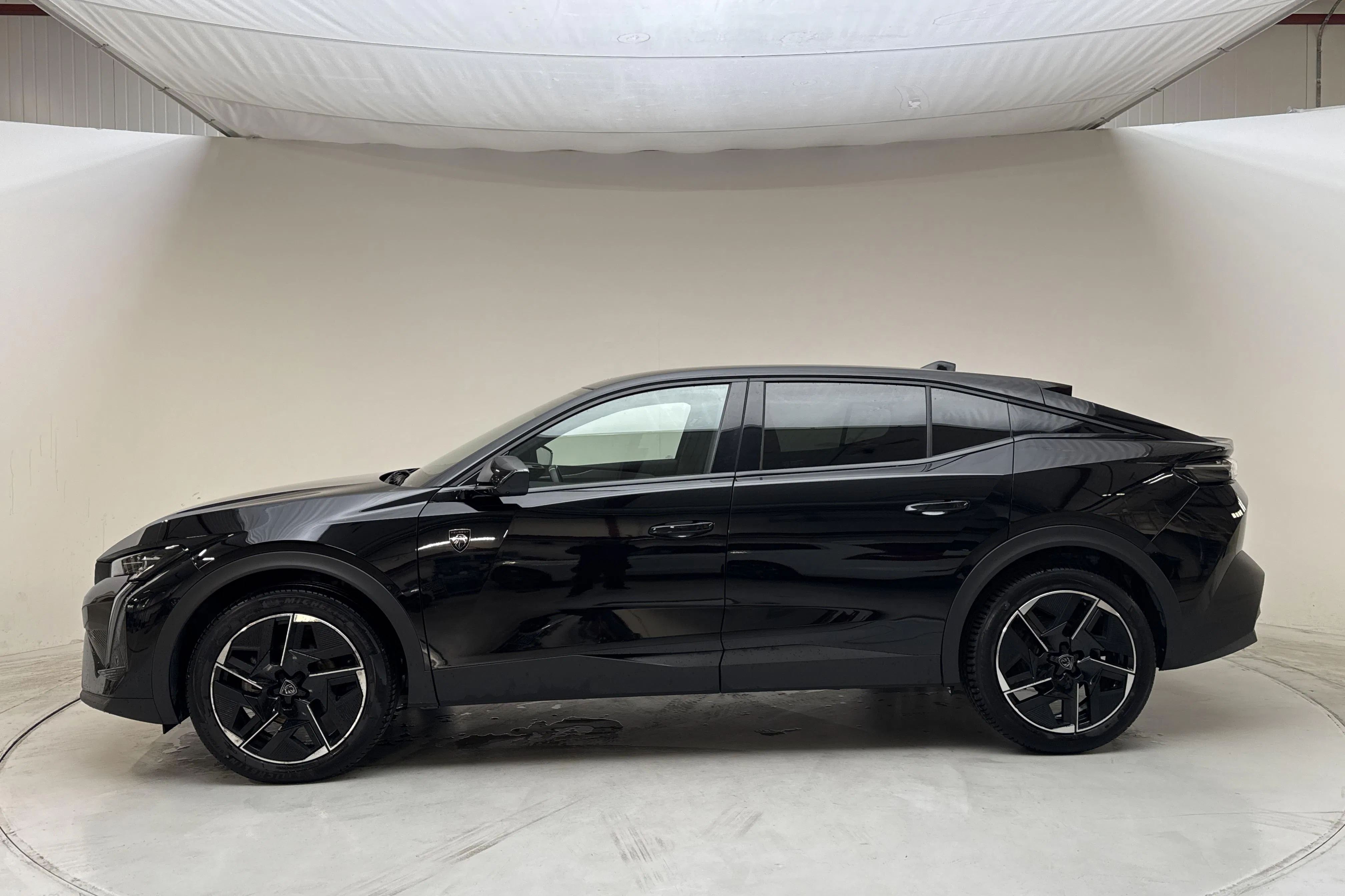 Presentationsfoto 2 av 13: Peugeot 408 PureTech (130hk) - 3 078 mil - Automat - svart - 2024
