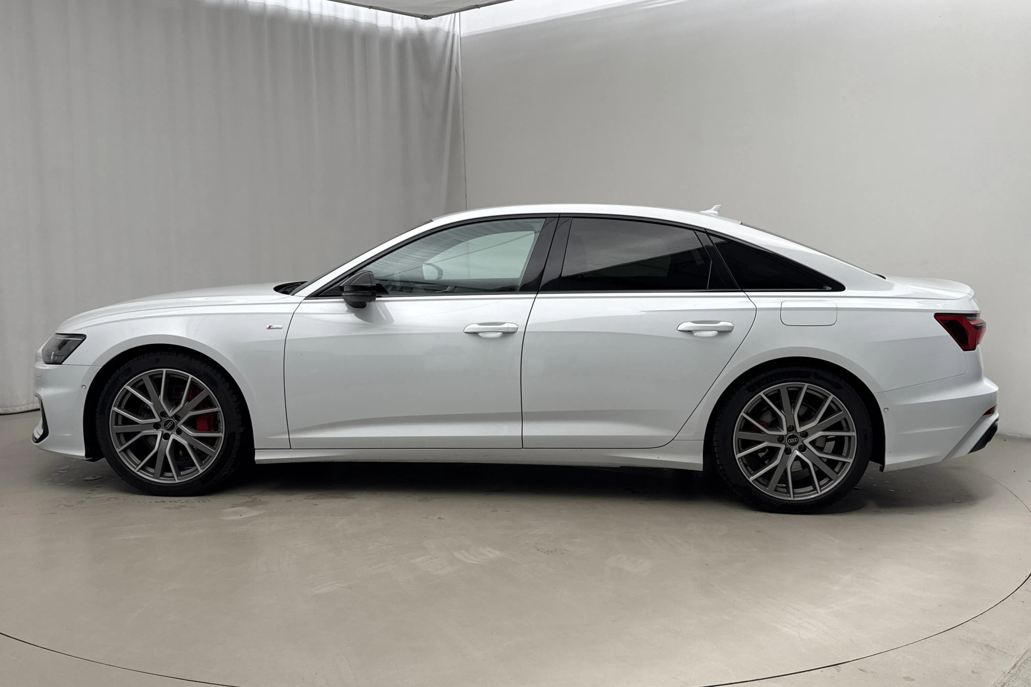 Presentationsfoto 2 av 20: Audi A6 Sedan 55 TFSI e quattro (367hk) - 11 891 mil - Automat - vit - 2023
