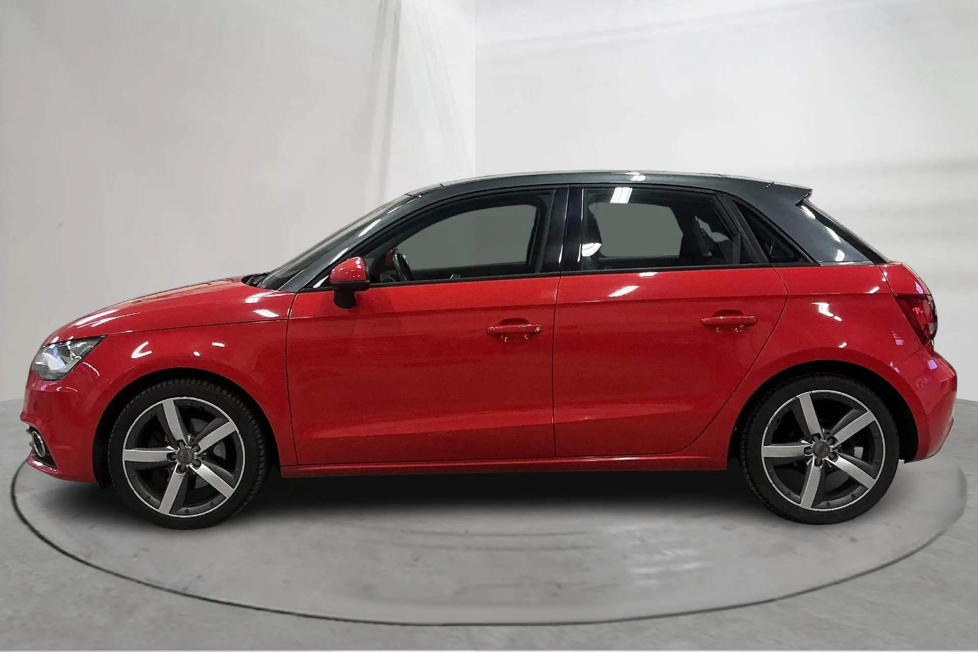 Presentationsfoto 2 av 14: Audi A1 1.6 TDI Sportback (105hk) - 19 260 mil - Manuell - röd - 2013