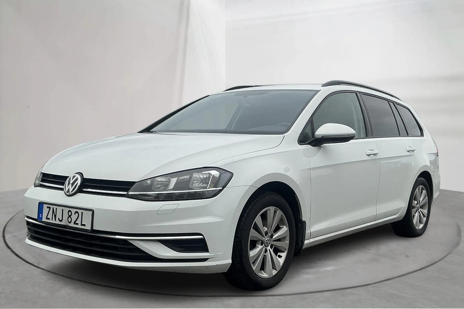 Presentationsfoto 1 av 14: VW Golf VII 1.0 TSI Sportscombi (115hk) - 11 819 mil - Manuell - vit - 2019