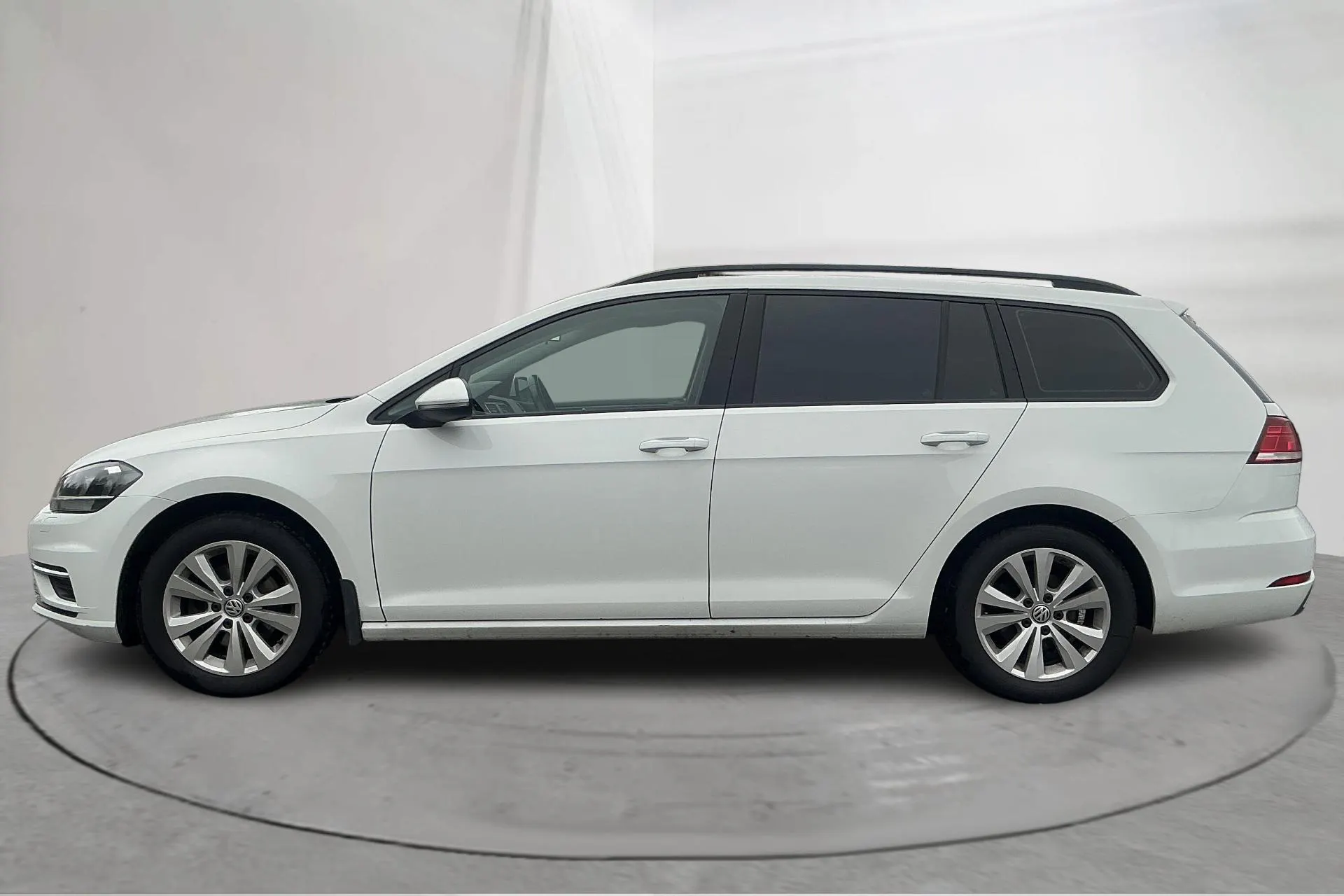 Presentationsfoto 2 av 14: VW Golf VII 1.0 TSI Sportscombi (115hk) - 11 819 mil - Manuell - vit - 2019