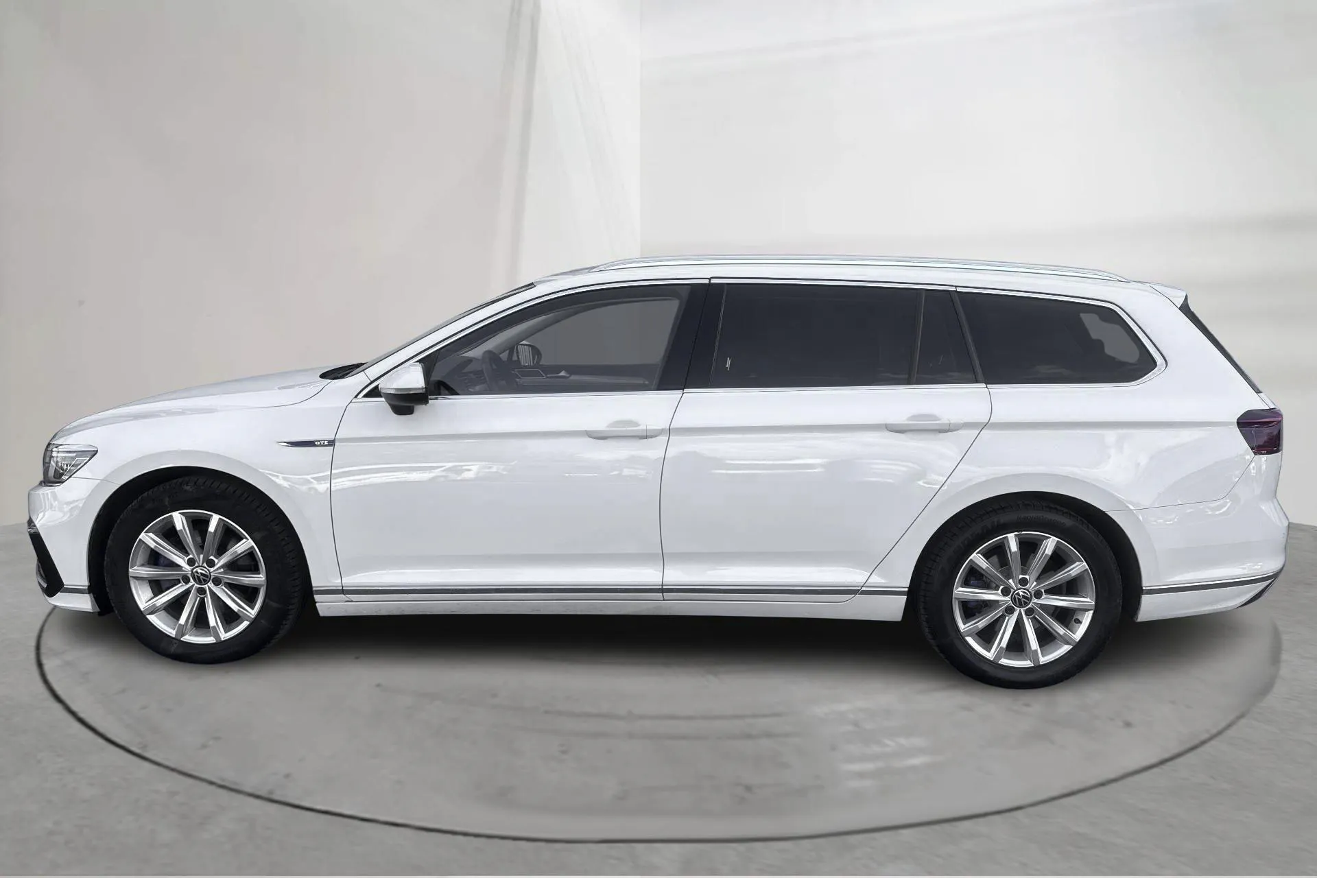 Presentationsfoto 2 av 17: VW Passat 1.4 GTE Sportscombi (218hk) - 9 248 mil - Automat - vit - 2021