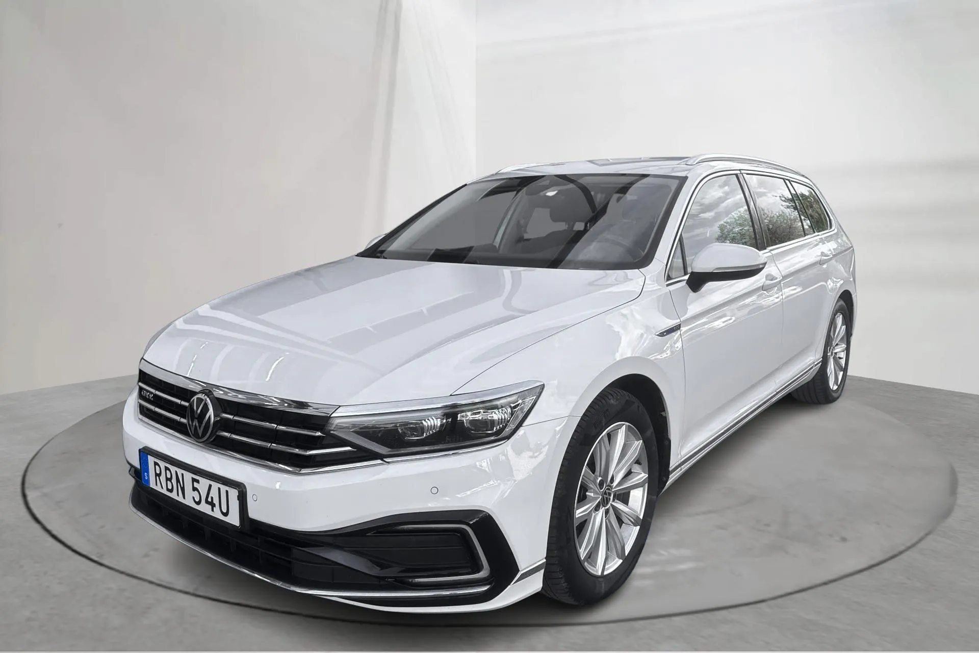 Presentationsfoto 1 av 17: VW Passat 1.4 GTE Sportscombi (218hk) - 9 248 mil - Automat - vit - 2021