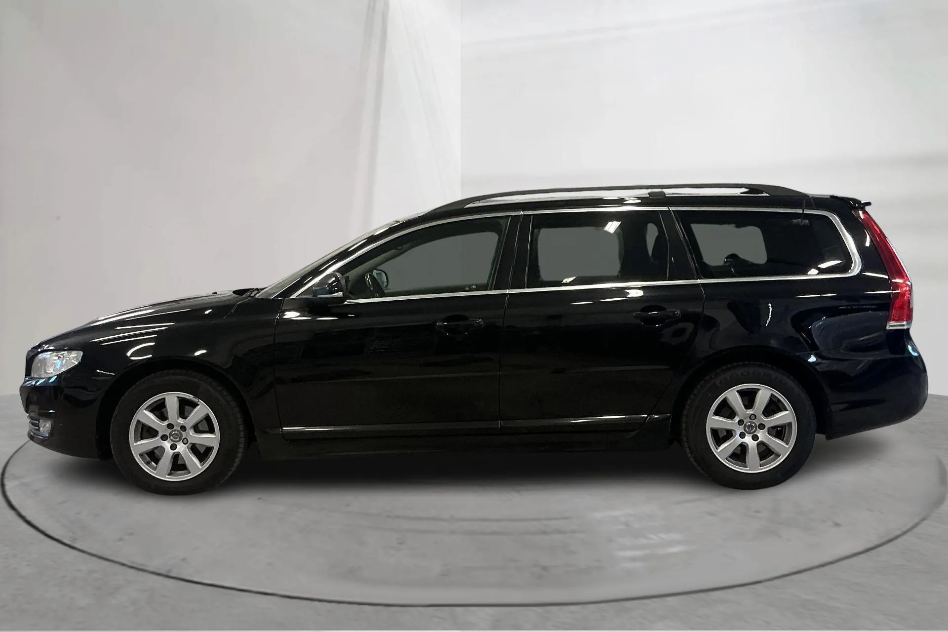 Presentationsfoto 2 av 15: Volvo V70 II D4 (181hk) - 27 395 mil - Automat - svart - 2016