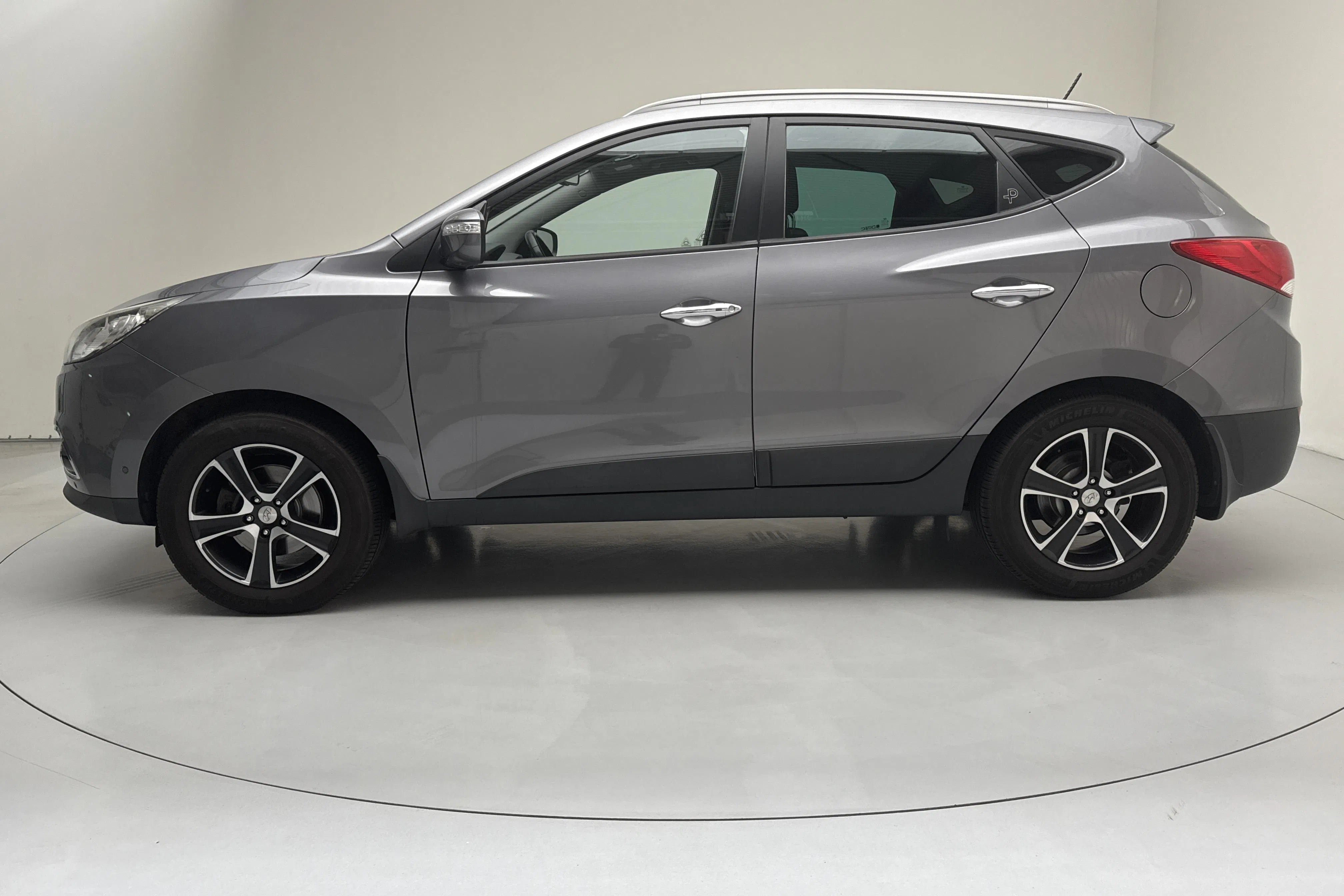 Presentationsfoto 2 av 15: Hyundai ix35 2.0 CRDi-R 4WD (184hk) - 16 251 mil - Manuell - grå - 2012