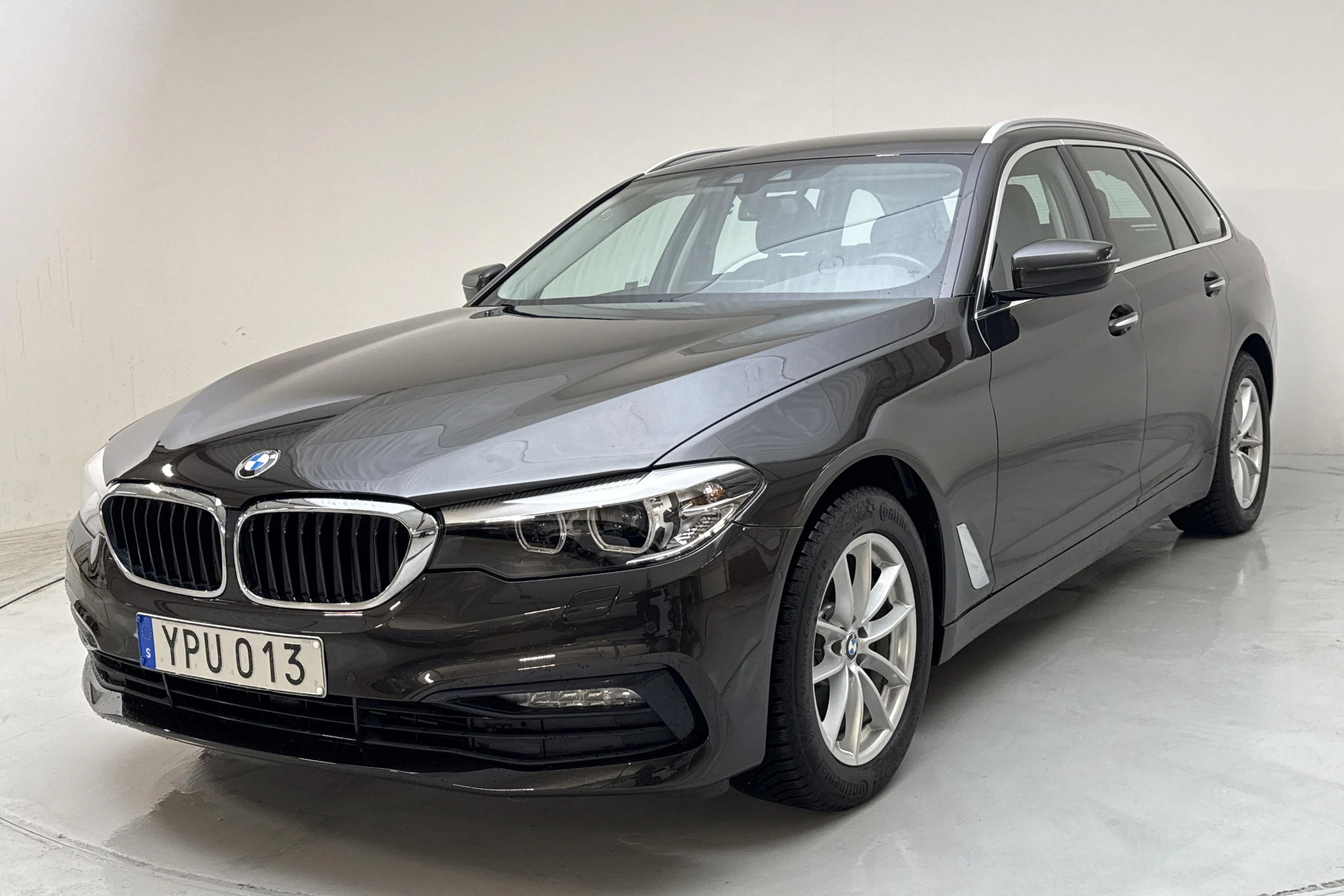 Presentationsfoto 1 av 17: BMW 520d xDrive Touring, G31 (190hk) - 29 208 mil - Automat - brun - 2018