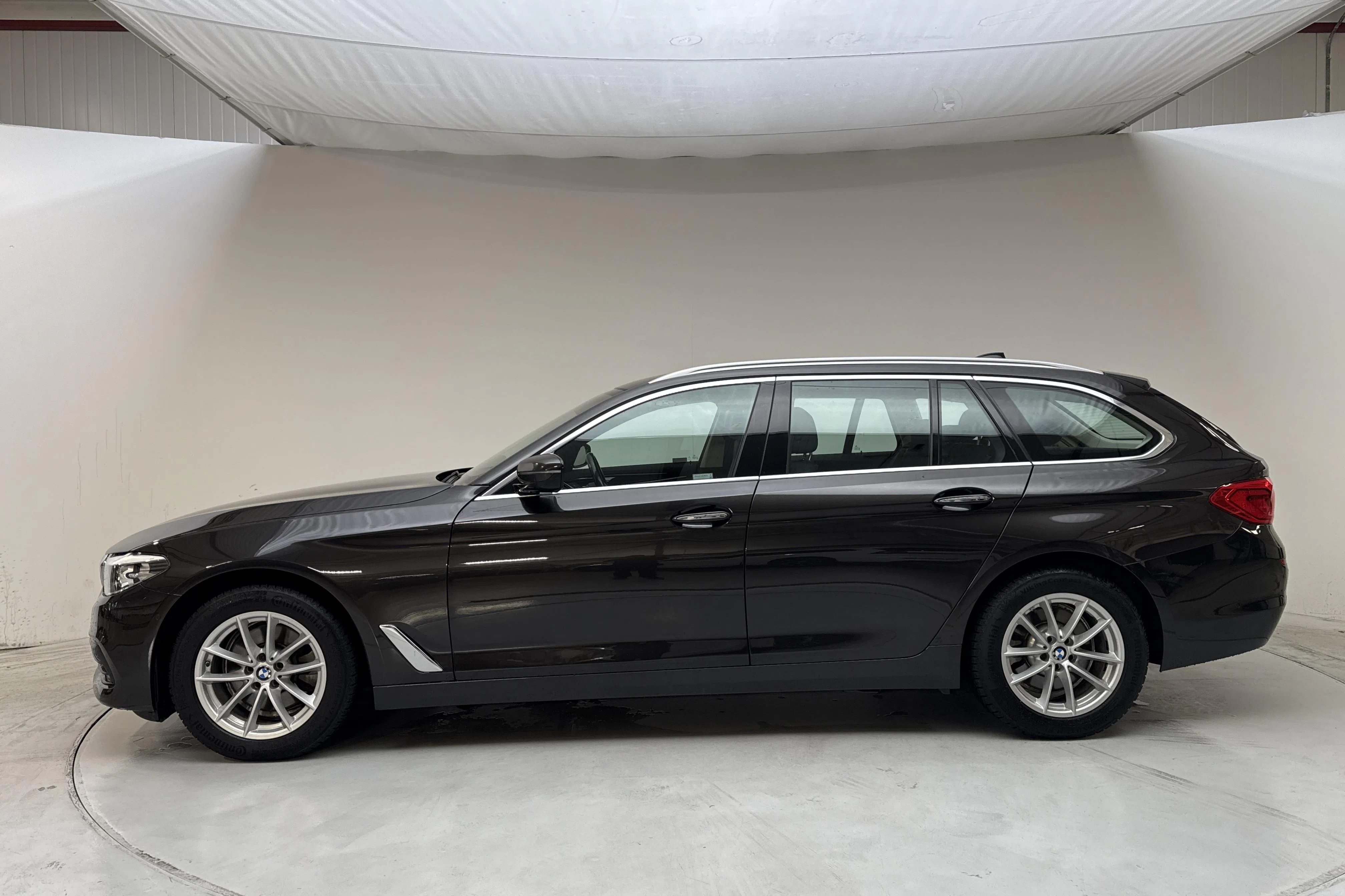 Presentationsfoto 2 av 17: BMW 520d xDrive Touring, G31 (190hk) - 29 208 mil - Automat - brun - 2018