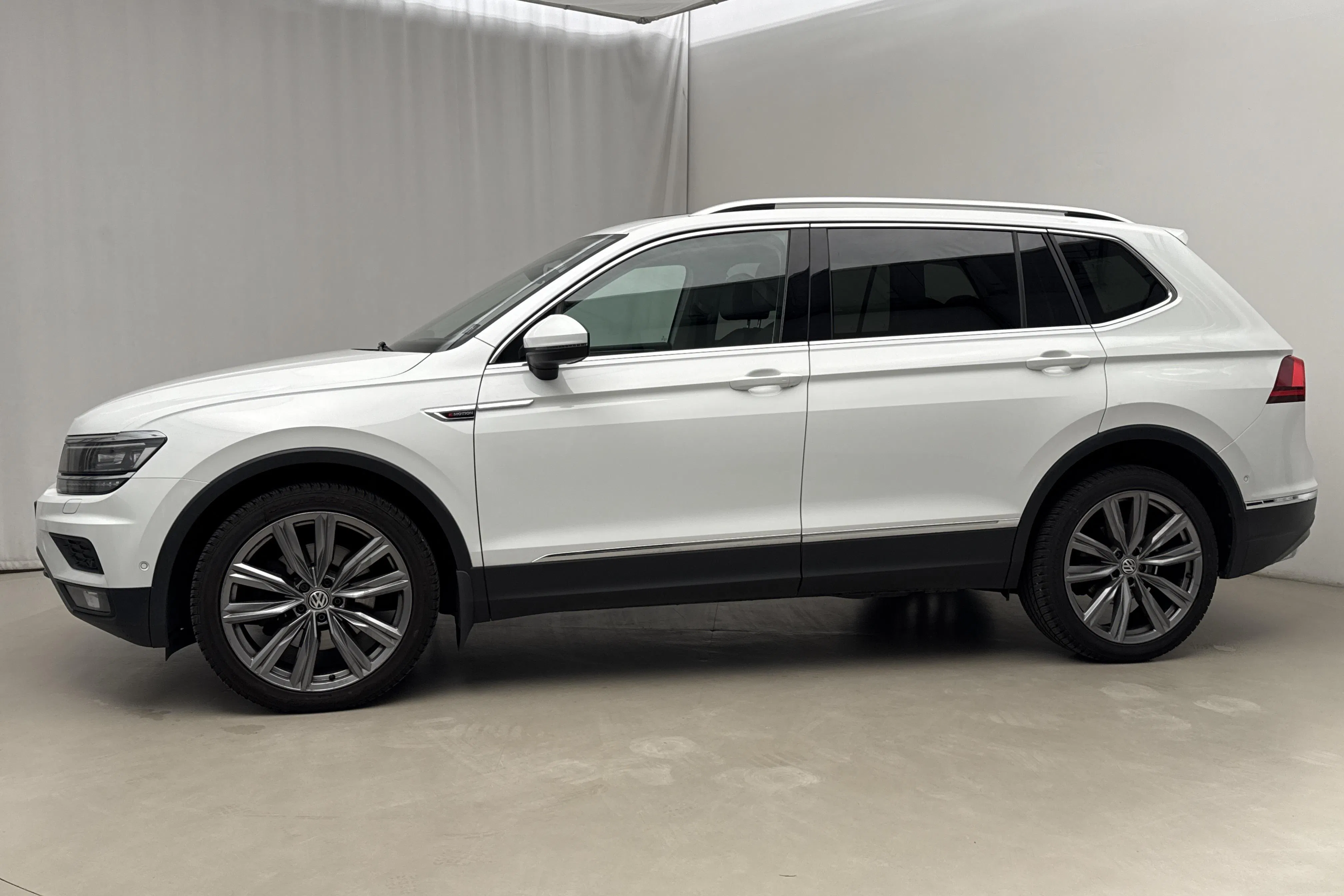 Presentationsfoto 2 av 21: VW Tiguan Allspace 2.0 TSI 4MOTION (220hk) - 16 712 mil - Automat - vit - 2018