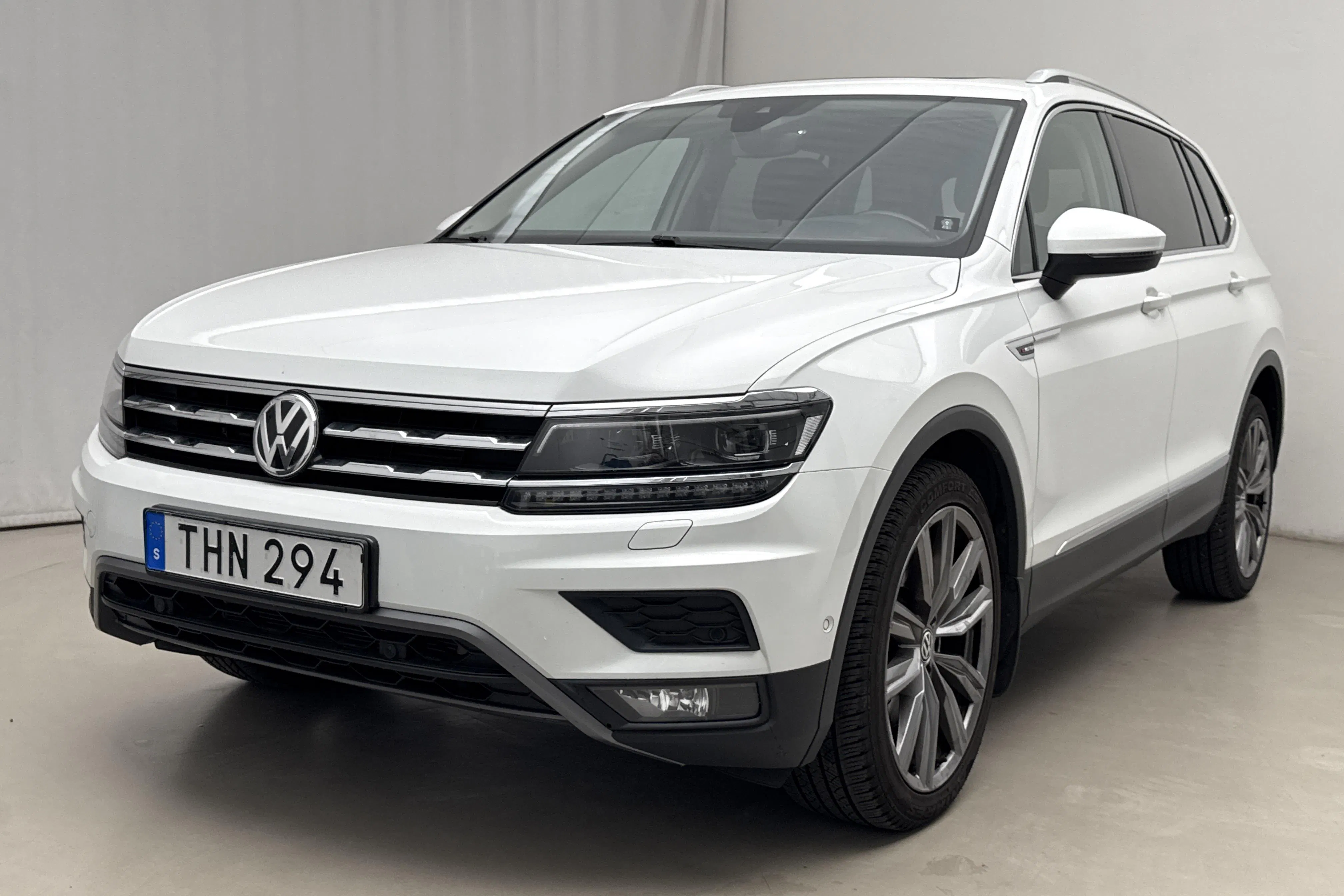 Presentationsfoto 1 av 21: VW Tiguan Allspace 2.0 TSI 4MOTION (220hk) - 16 712 mil - Automat - vit - 2018