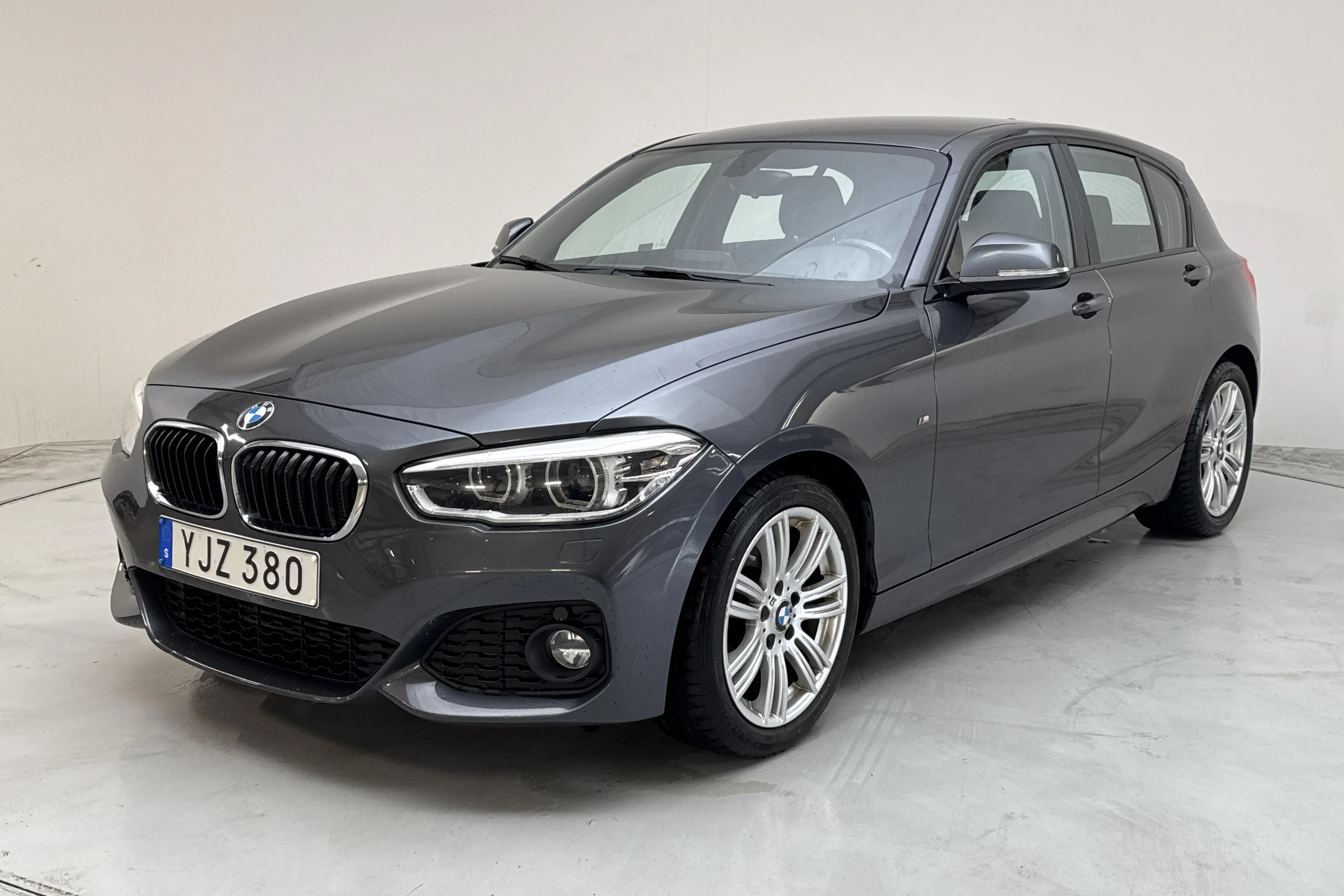 Presentationsfoto 1 av 11: BMW 118i 5dr, F20 (136hk) - 8 306 mil - Manuell - grå - 2017