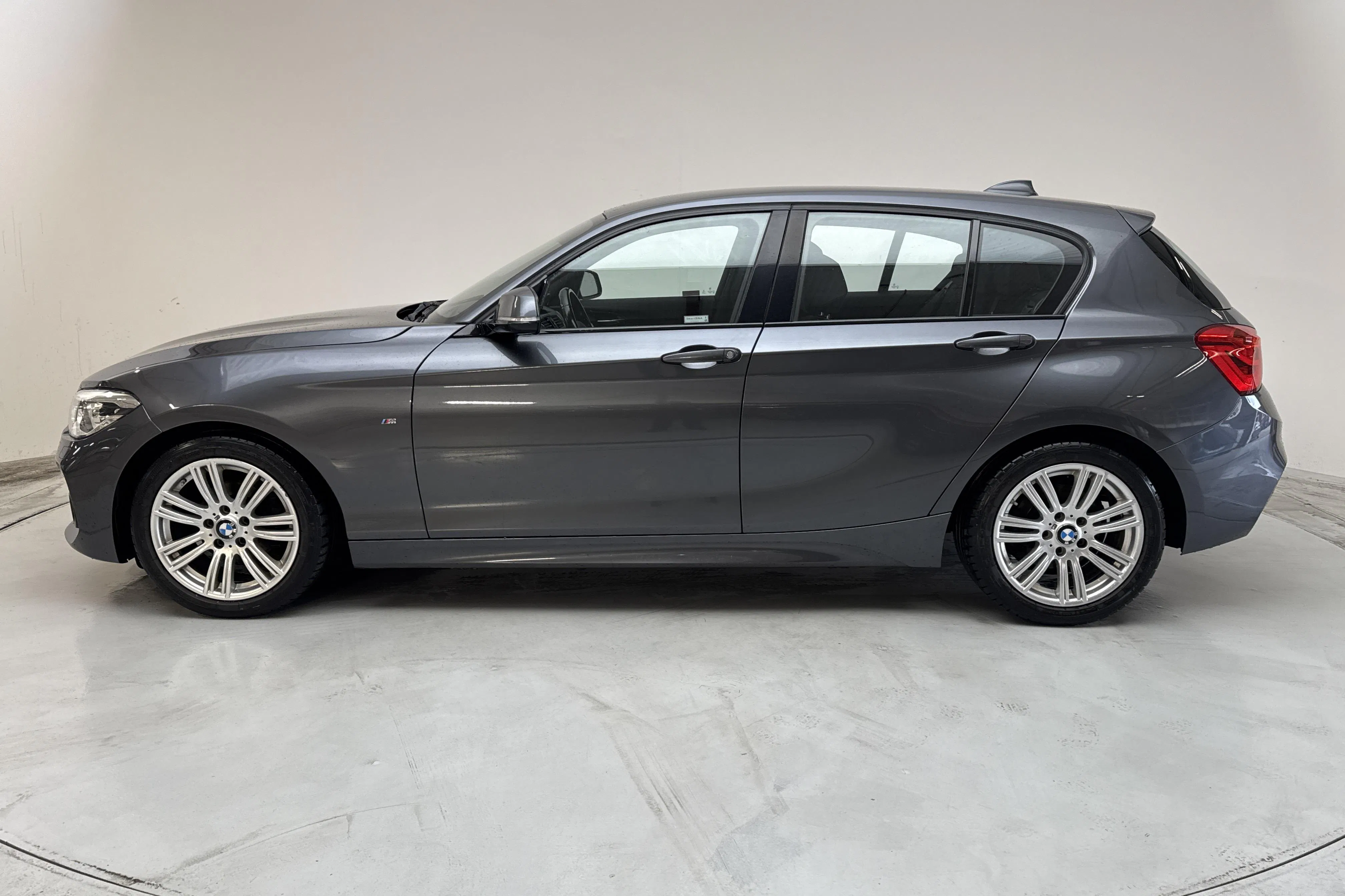 Presentationsfoto 2 av 11: BMW 118i 5dr, F20 (136hk) - 8 306 mil - Manuell - grå - 2017