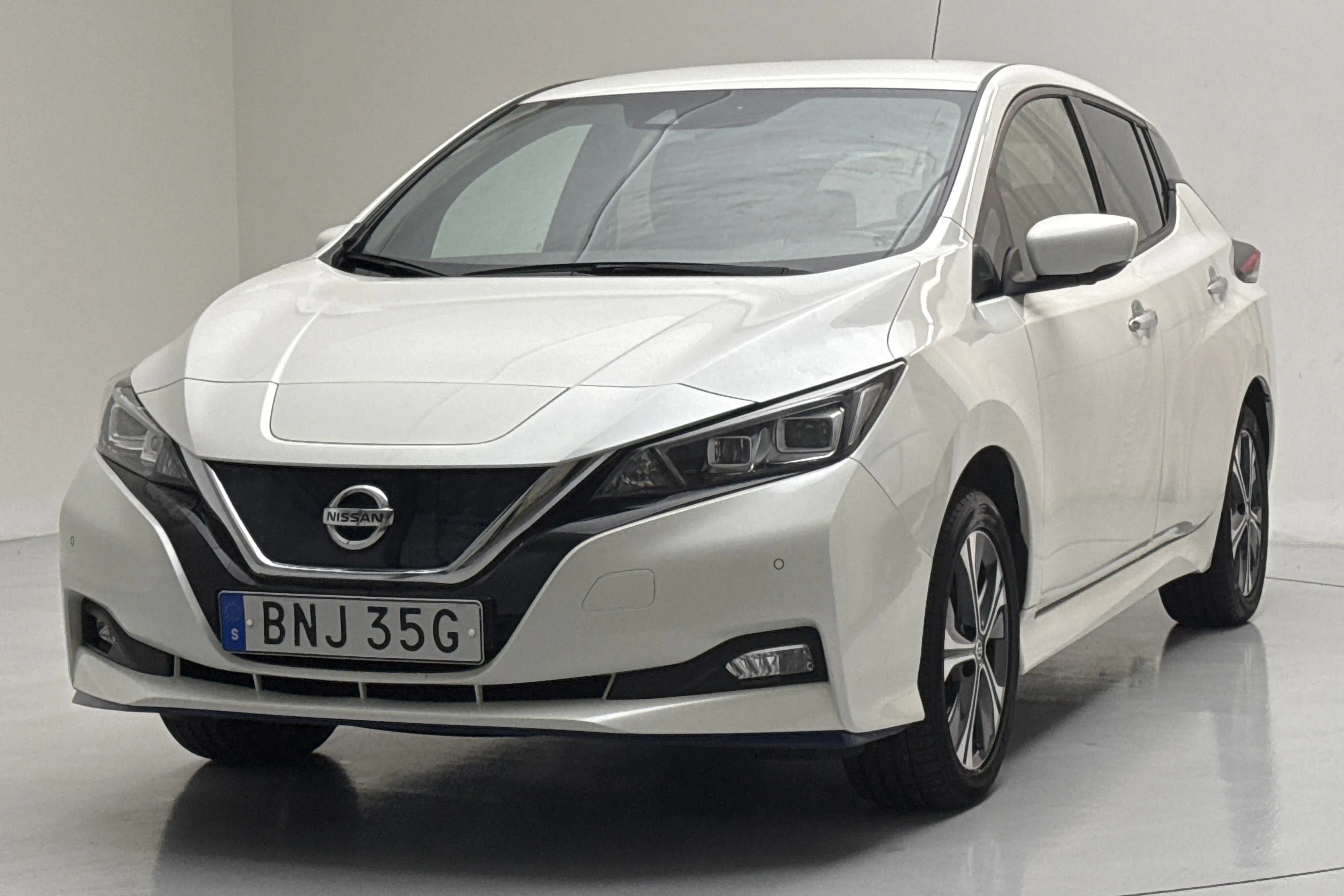 Presentationsfoto 1 av 16: Nissan LEAF 5dr 62kWh (214hk) - 12 974 mil - Automat - vit - 2020