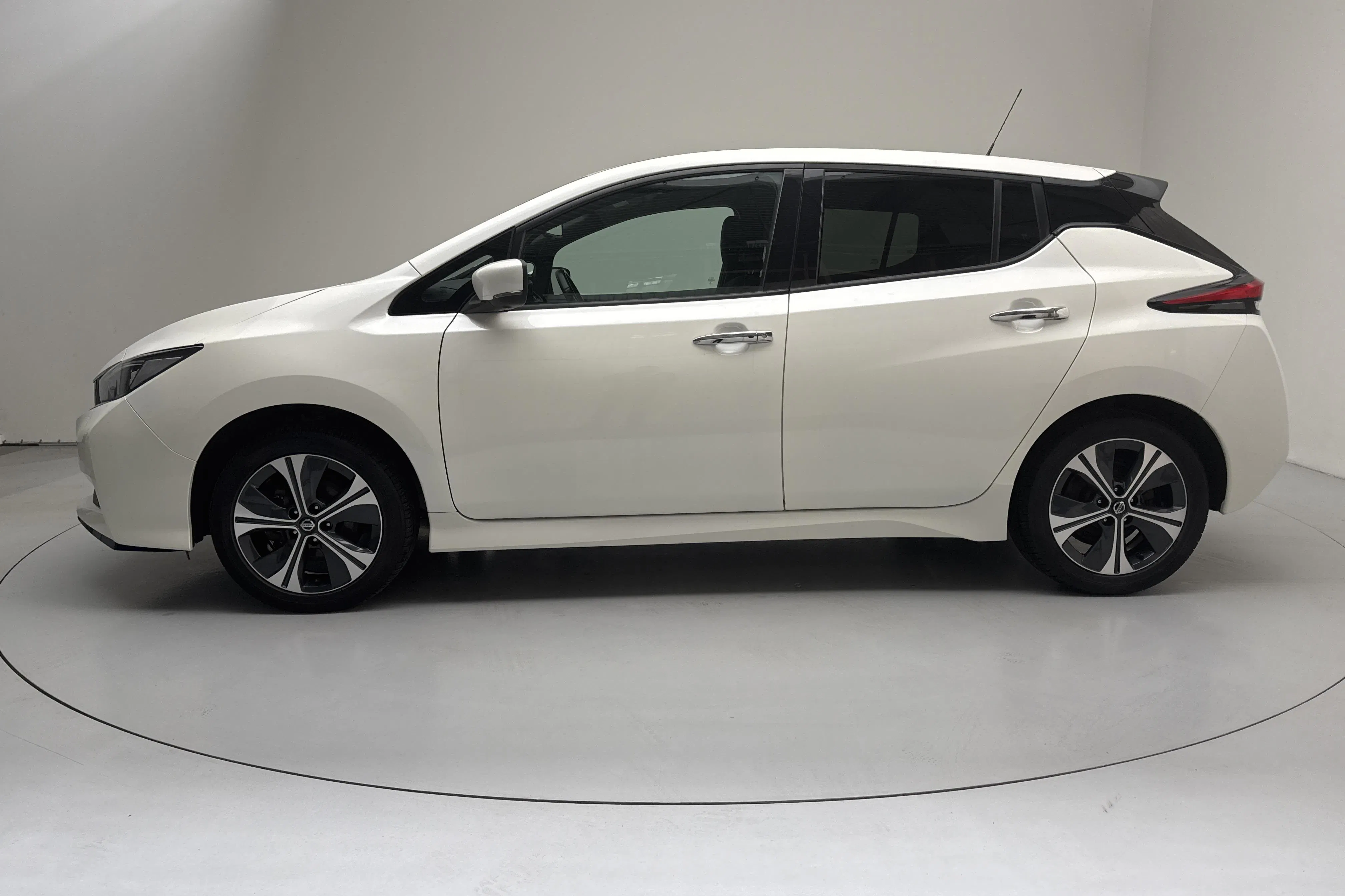 Presentationsfoto 2 av 16: Nissan LEAF 5dr 62kWh (214hk) - 12 974 mil - Automat - vit - 2020