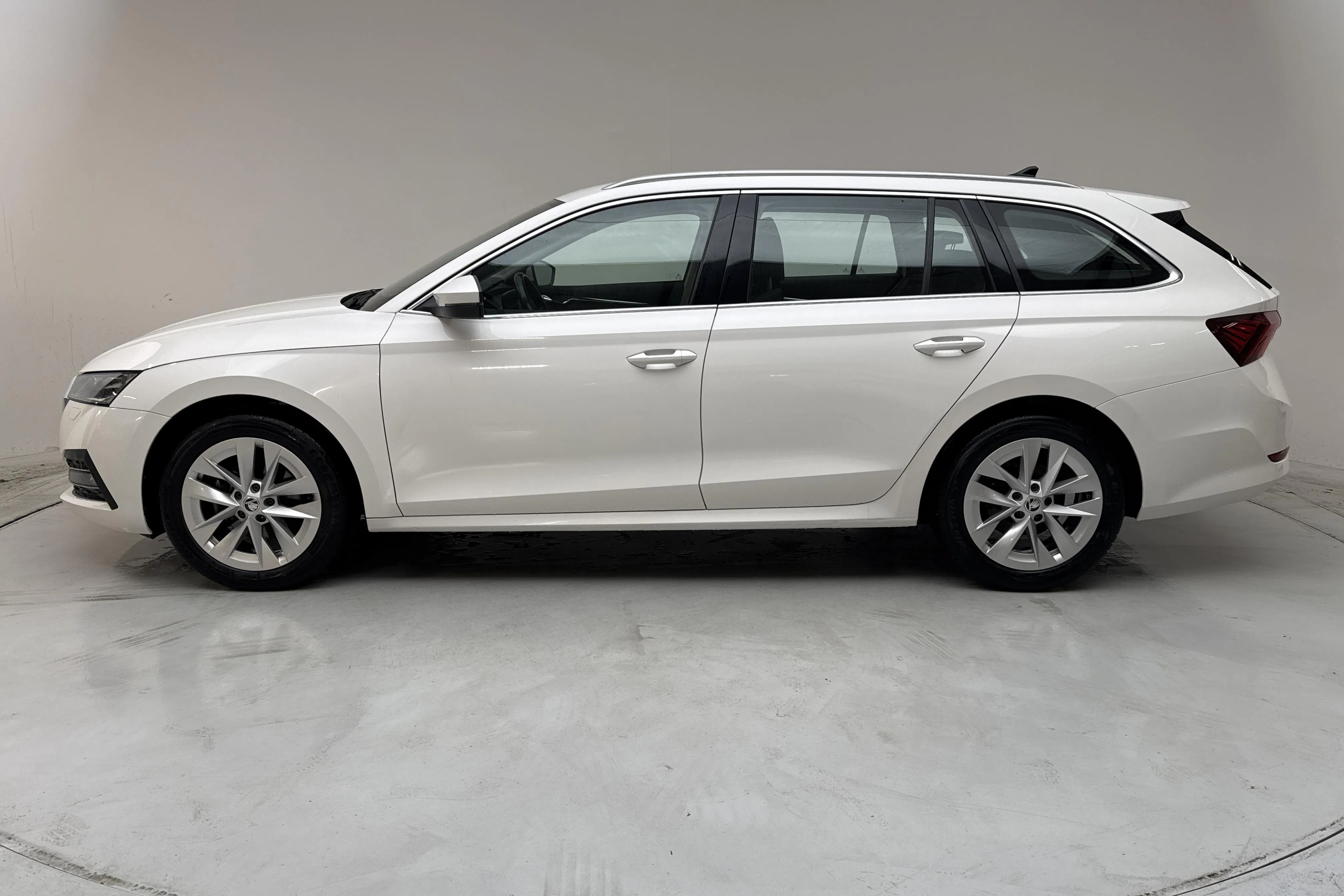 Presentationsfoto 2 av 14: Skoda Octavia TSI e-Tec mHEV Combi (110hk) - 10 672 mil - Automat - vit - 2022