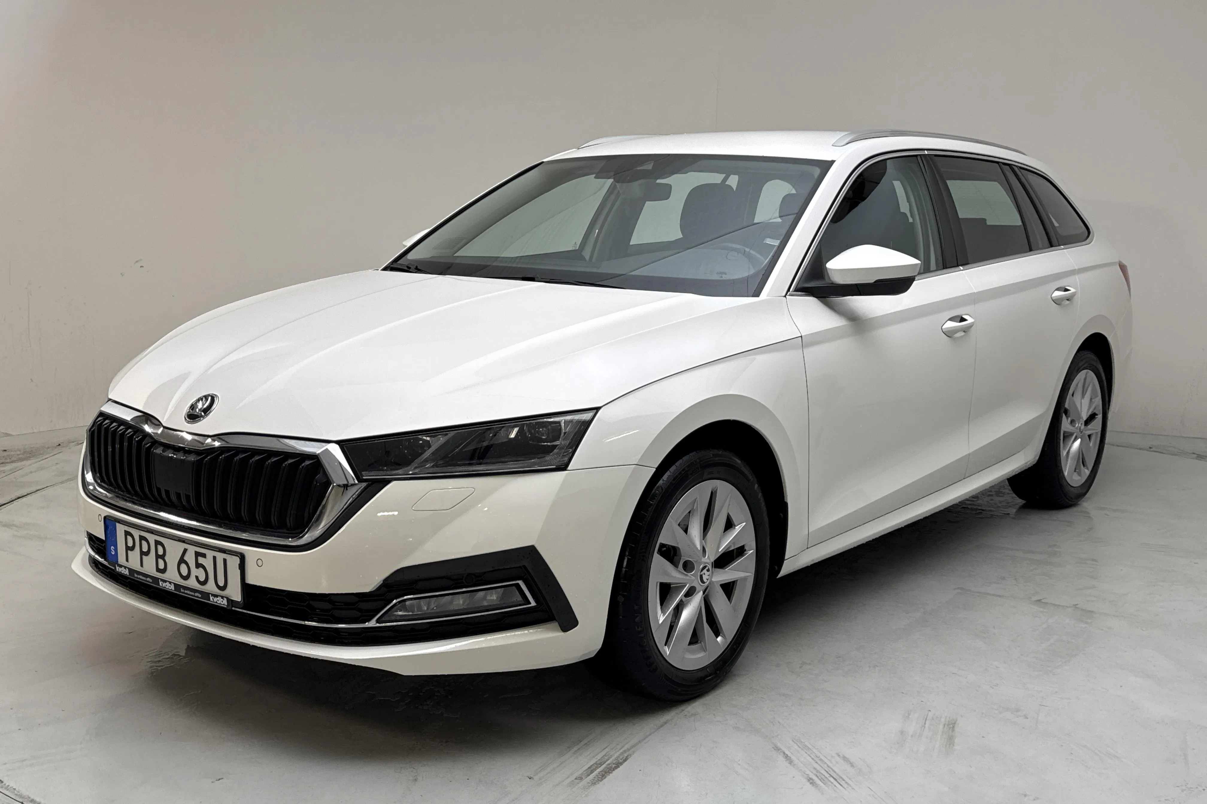 Presentationsfoto 1 av 14: Skoda Octavia TSI e-Tec mHEV Combi (110hk) - 10 672 mil - Automat - vit - 2022