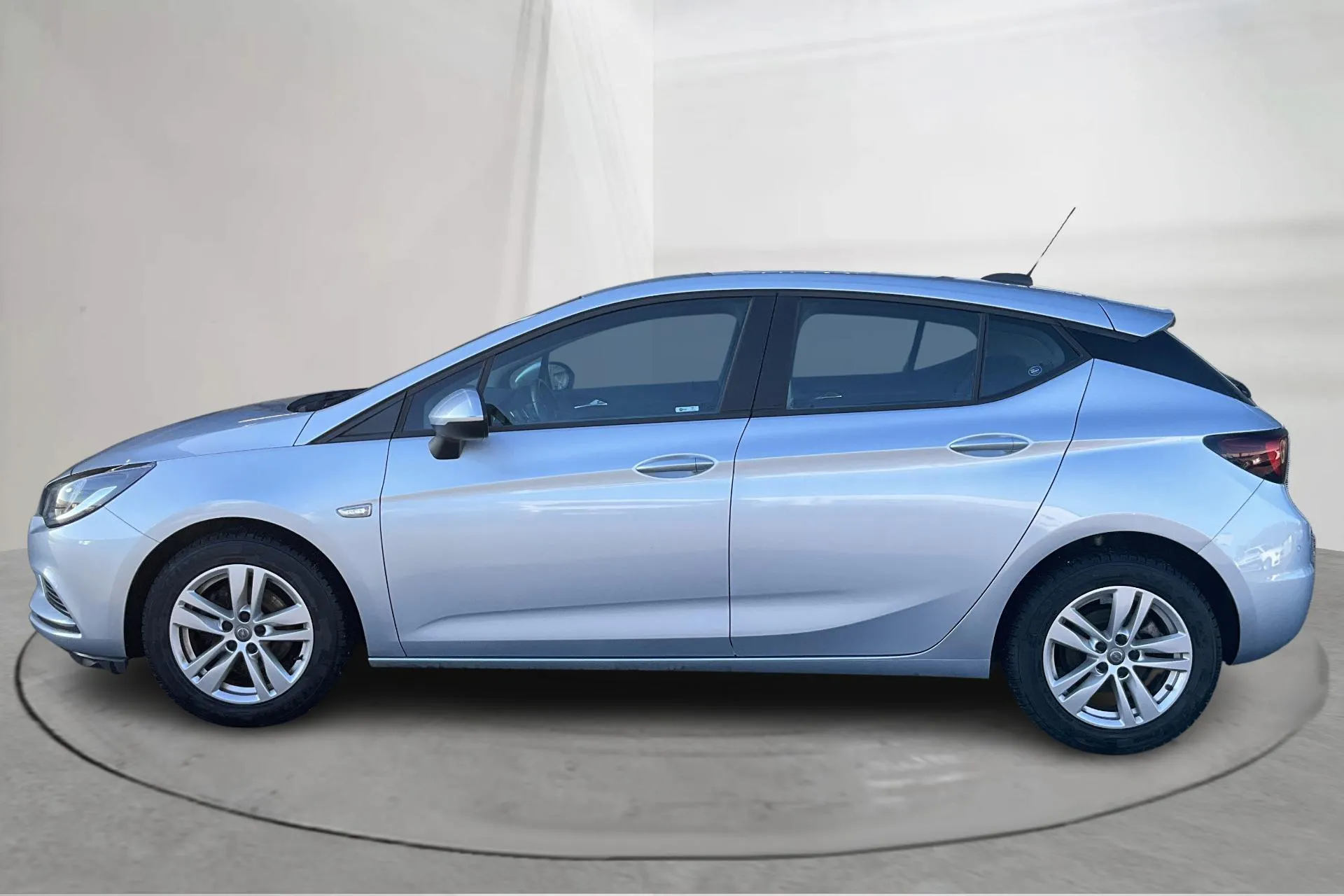 Presentationsfoto 2 av 14: Opel Astra 1.4 Turbo ECOTEC 5dr (125hk) - 5 208 mil - Manuell - grå - 2017