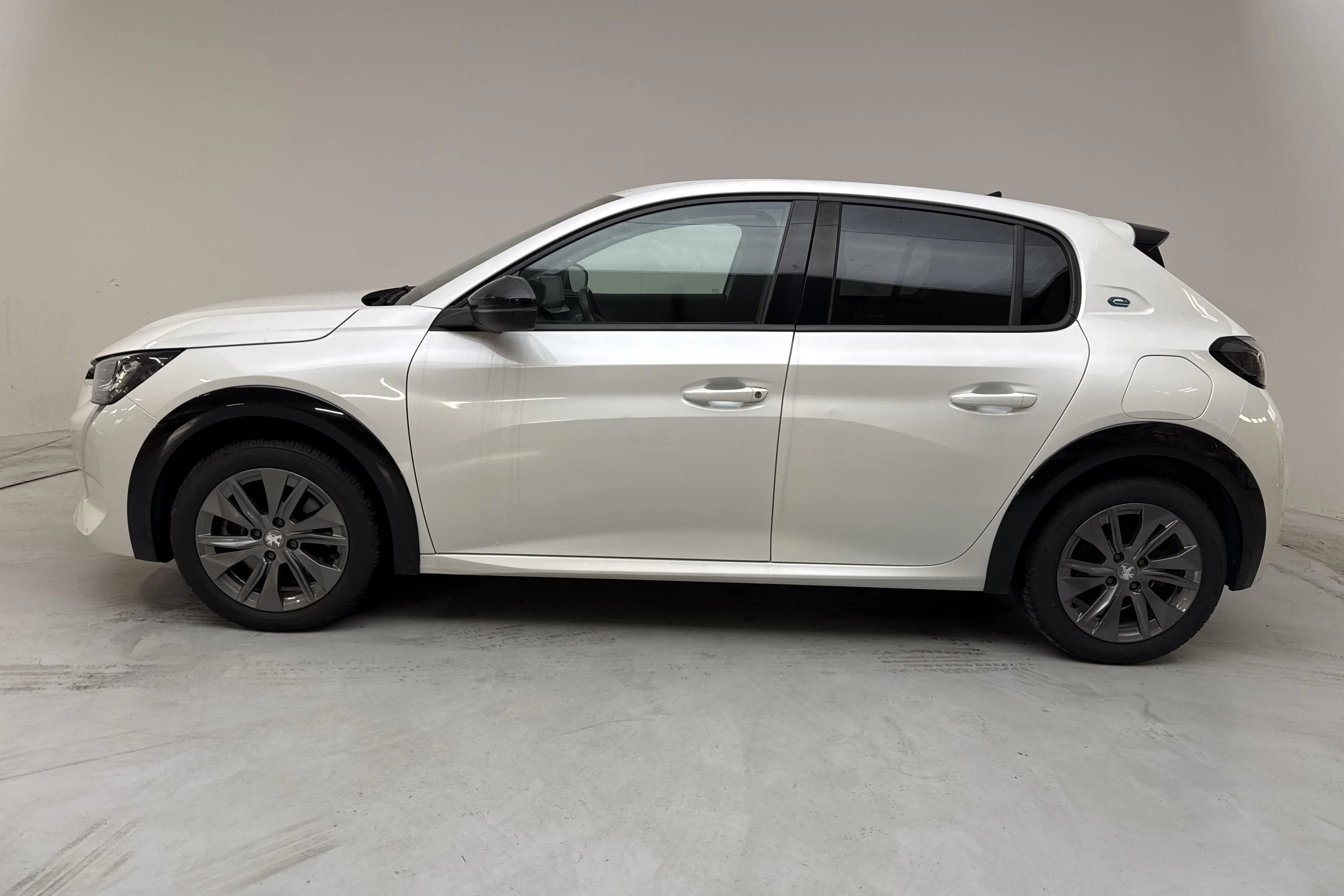 Presentationsfoto 2 av 15: Peugeot e-208 50kWh 5dr (136hk) - 8 123 mil - Automat - vit - 2022