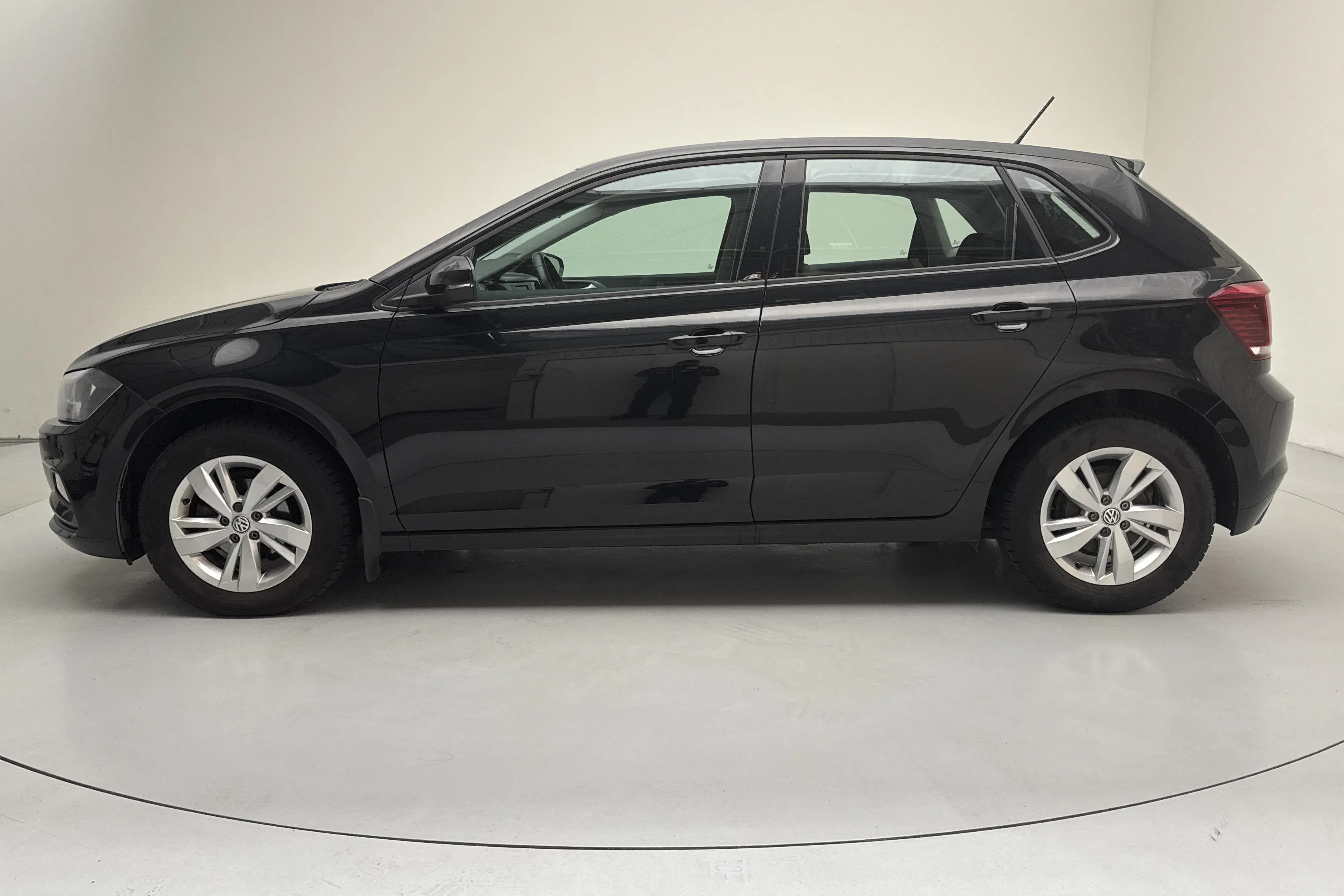 Presentationsfoto 2 av 12: VW Polo 1.0 TSI 5dr (95hk) - 6 673 mil - Manuell - svart - 2019