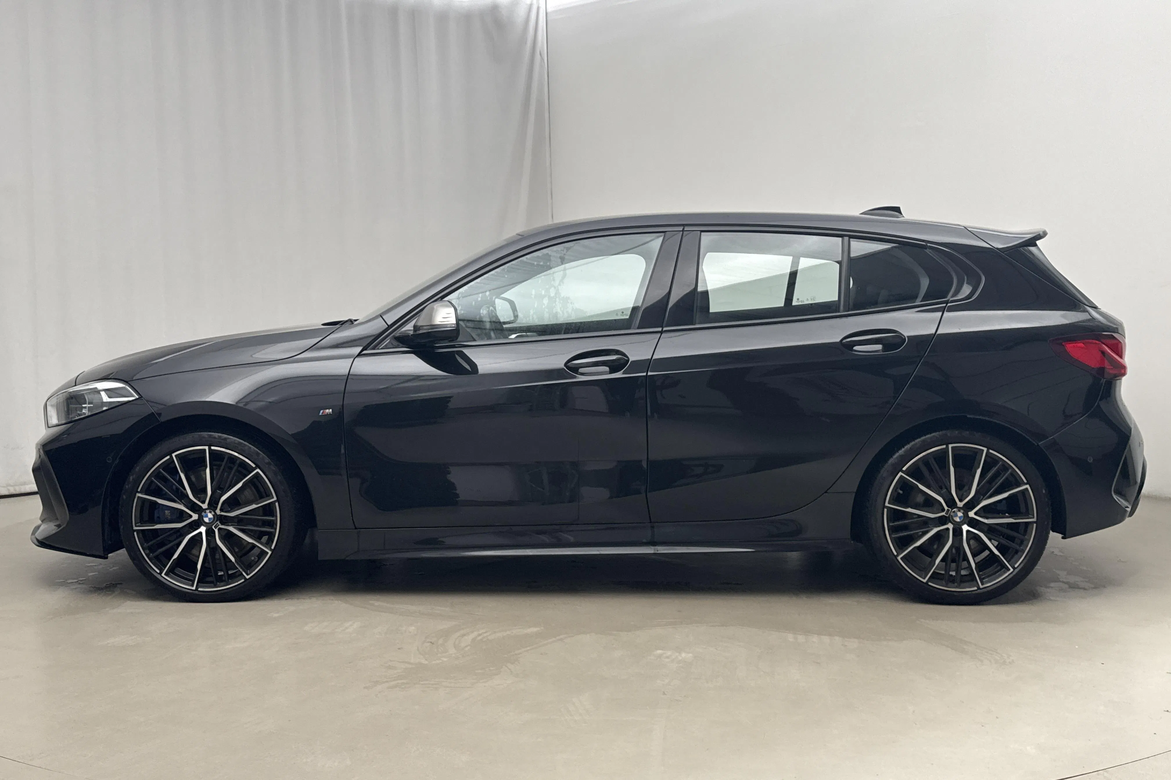 Presentationsfoto 2 av 17: BMW M135i xDrive 5dr, F40 (306hk) - 6 665 mil - Automat - svart - 2020