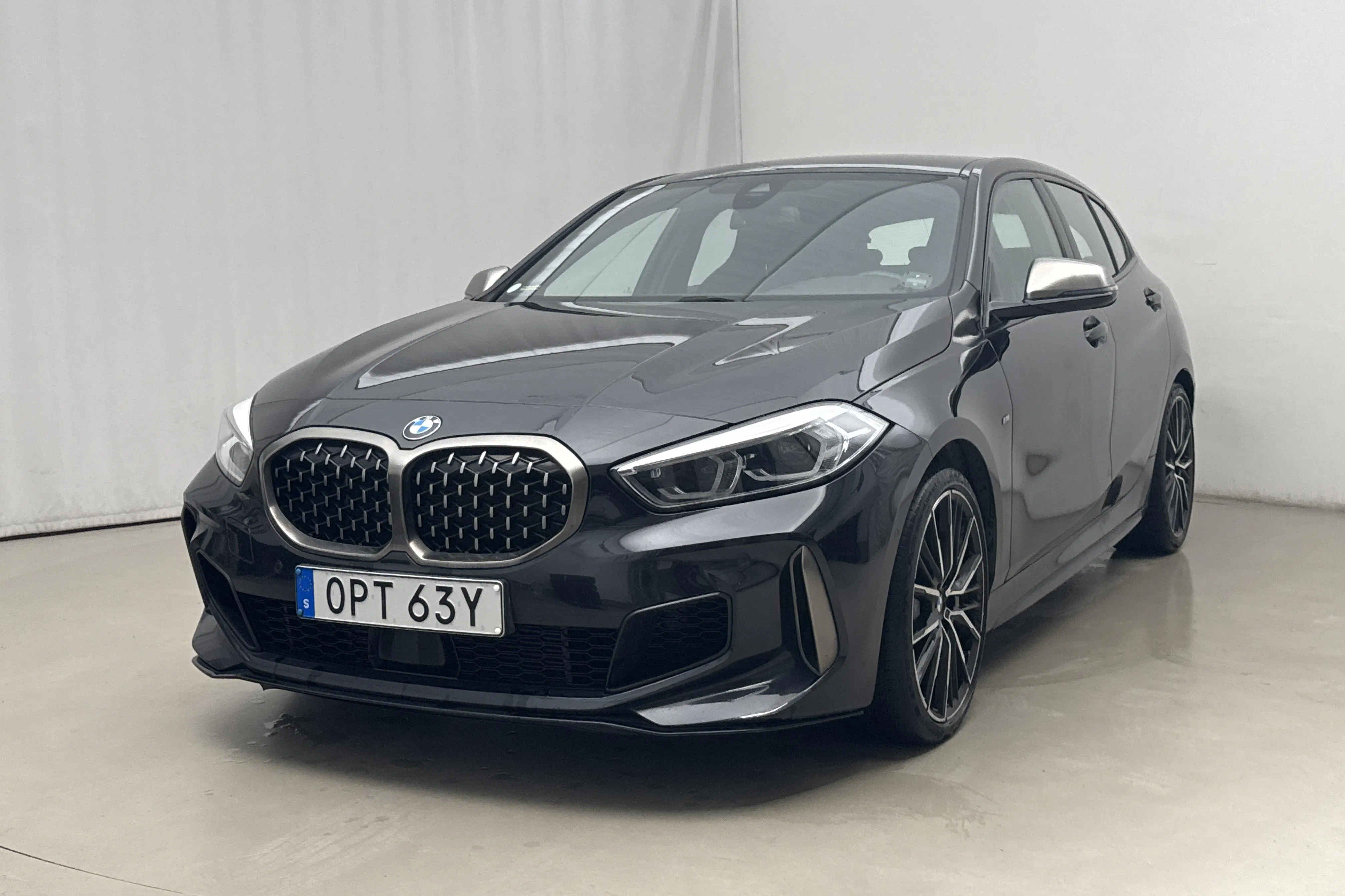 Presentationsfoto 1 av 17: BMW M135i xDrive 5dr, F40 (306hk) - 6 665 mil - Automat - svart - 2020