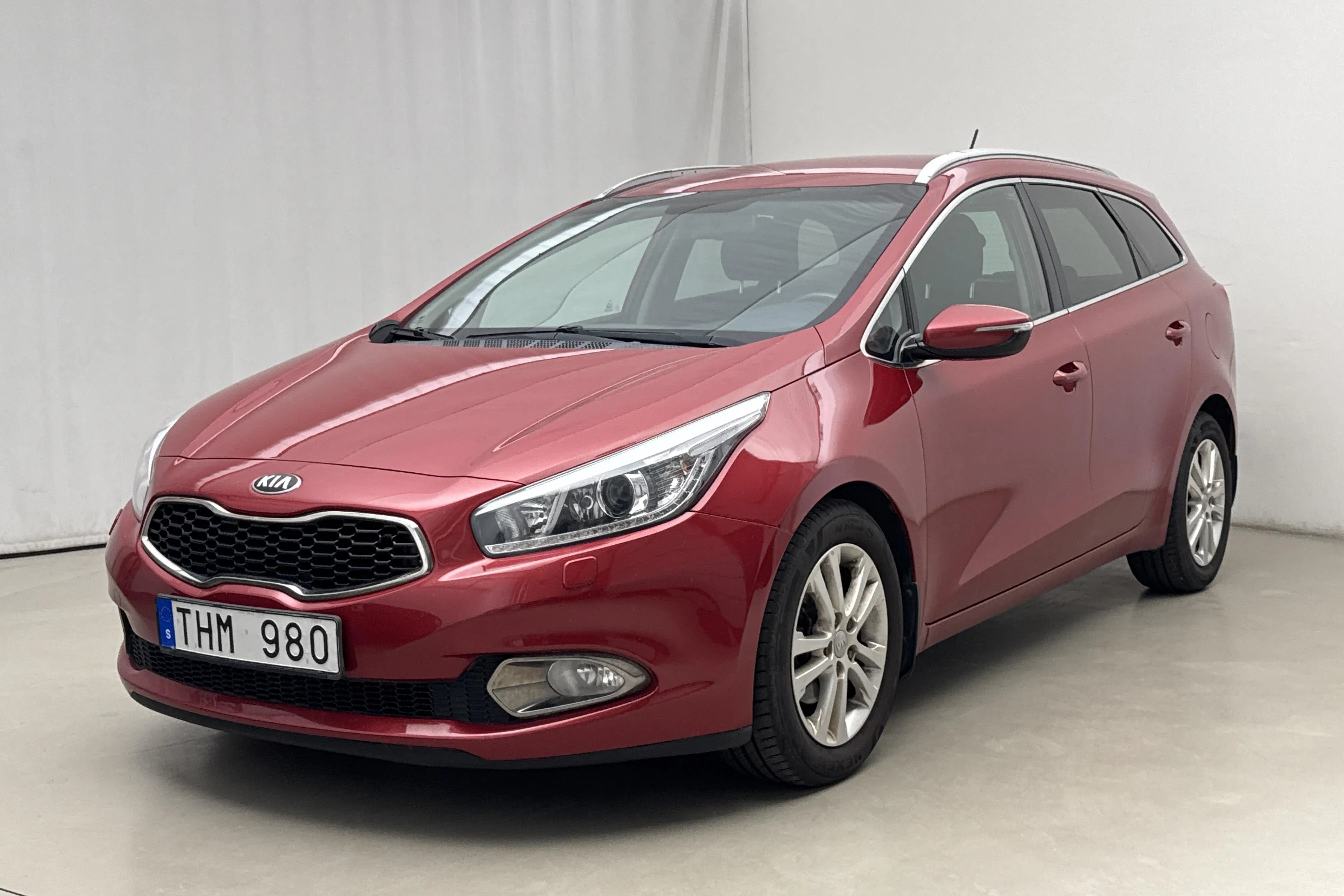 Presentationsfoto 1 av 15: KIA Cee'd 1.6 CRDi SW (128hk) - 18 068 mil - Manuell - röd - 2013