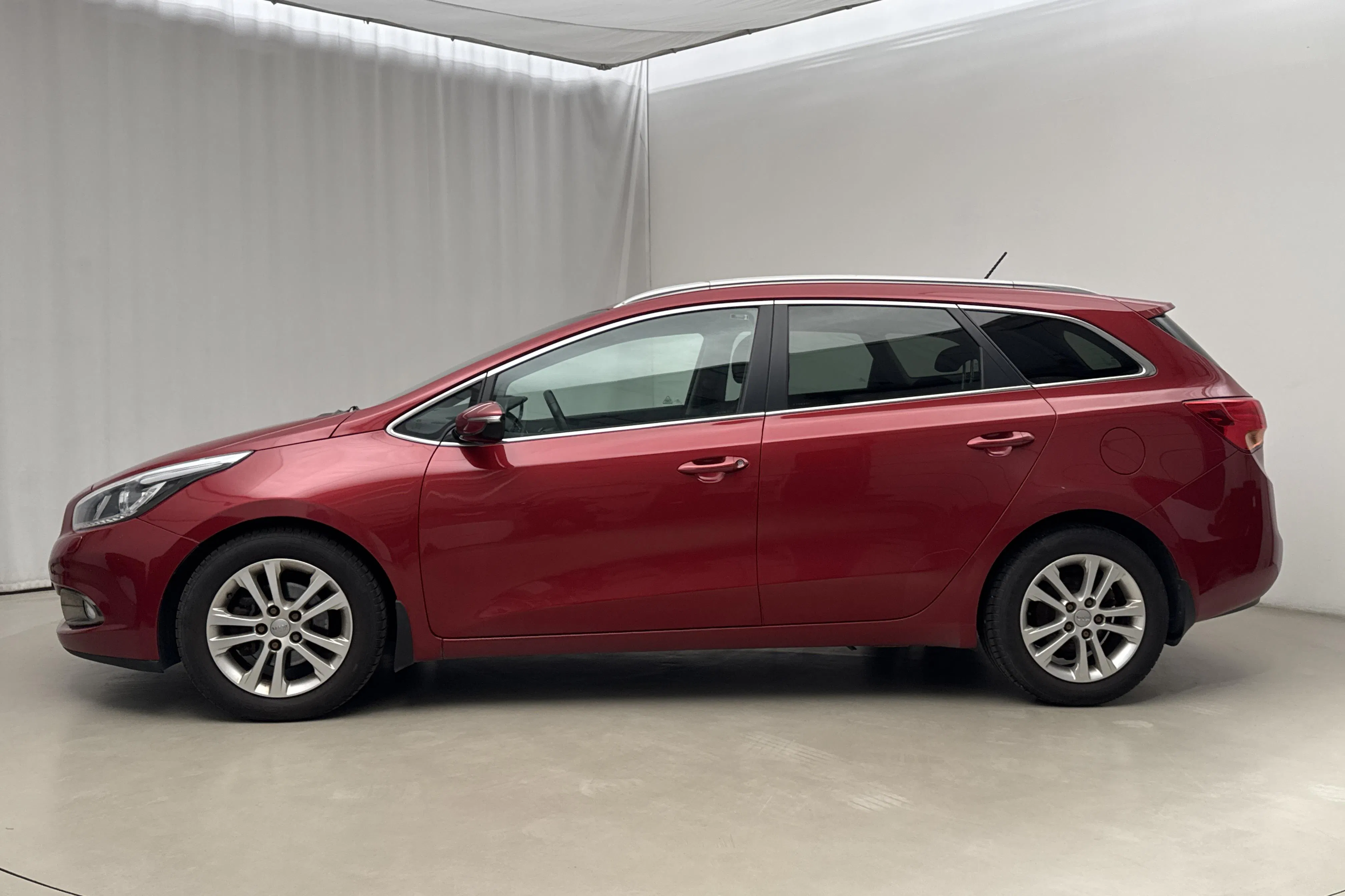 Presentationsfoto 2 av 15: KIA Cee'd 1.6 CRDi SW (128hk) - 18 068 mil - Manuell - röd - 2013