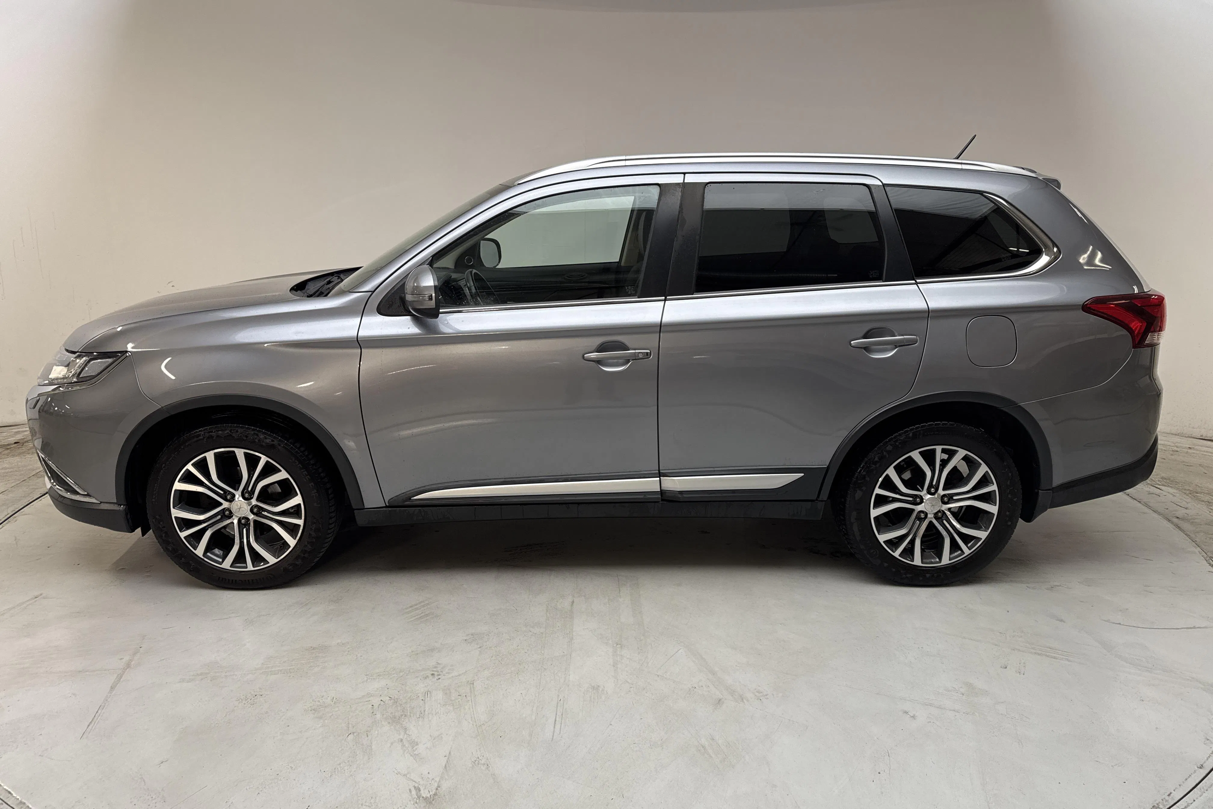 Presentationsfoto 2 av 15: Mitsubishi Outlander 2.0 4WD (150hk) - 17 437 mil - Automat - grå - 2016