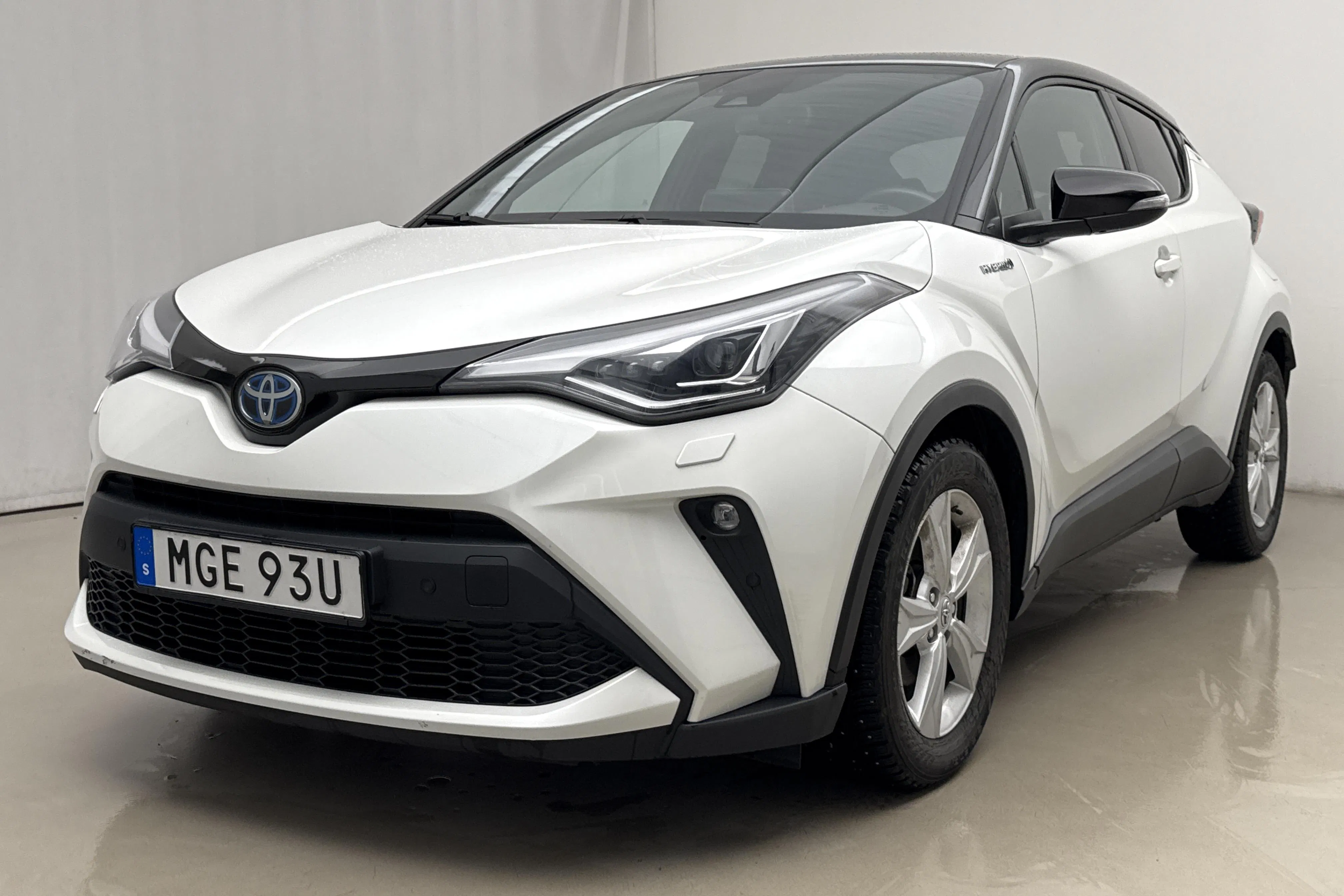 Presentationsfoto 1 av 18: Toyota C-HR 2.0 HSD (184hk) - 6 709 mil - Automat - vit - 2021