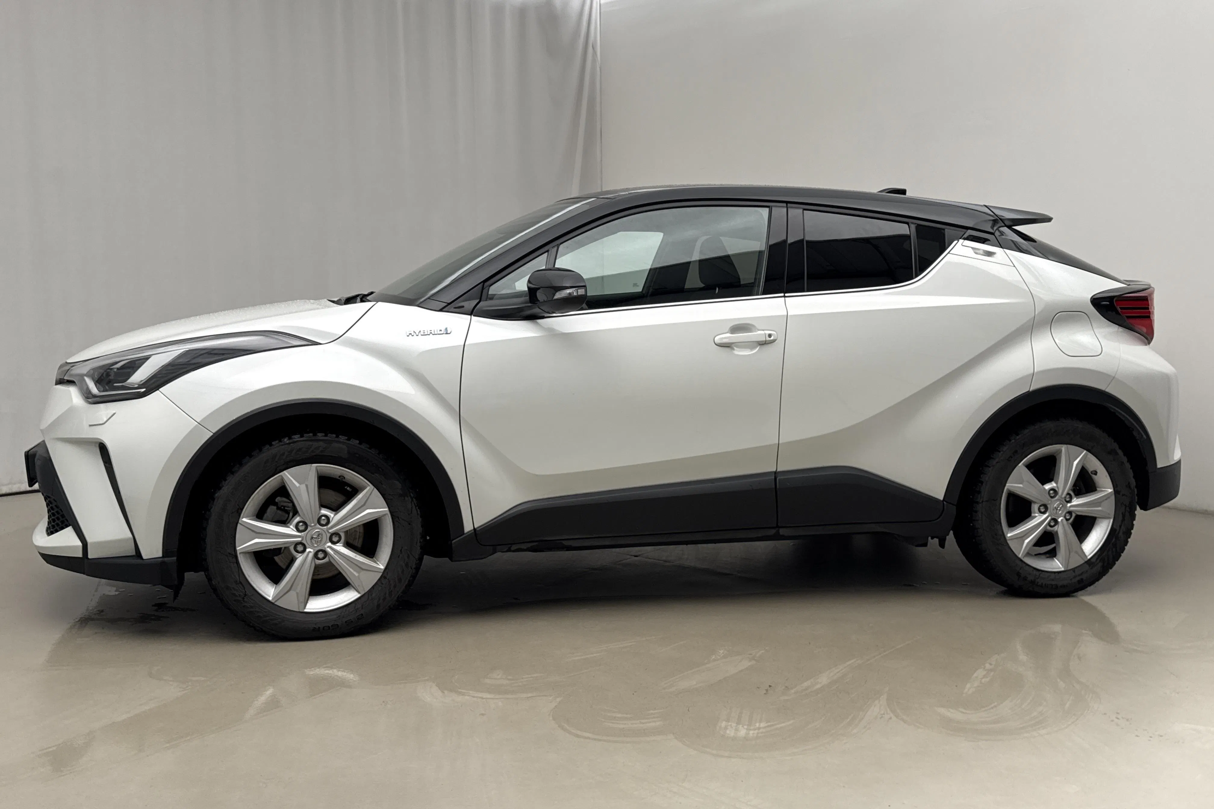 Presentationsfoto 2 av 18: Toyota C-HR 2.0 HSD (184hk) - 6 709 mil - Automat - vit - 2021