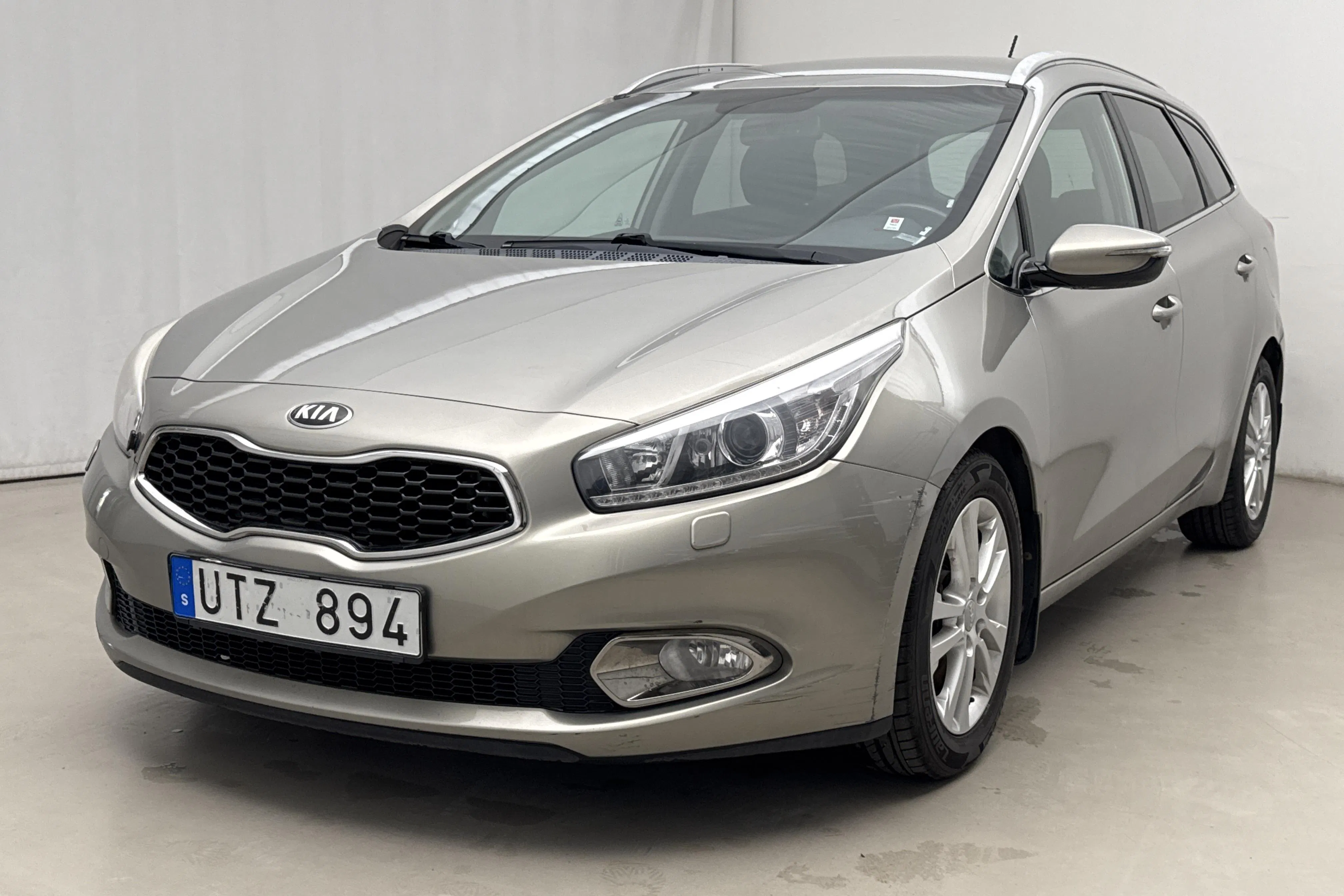 Presentationsfoto 1 av 16: KIA Cee'd 1.6 CRDi SW (128hk) - 9 498 mil - Manuell - grå - 2013