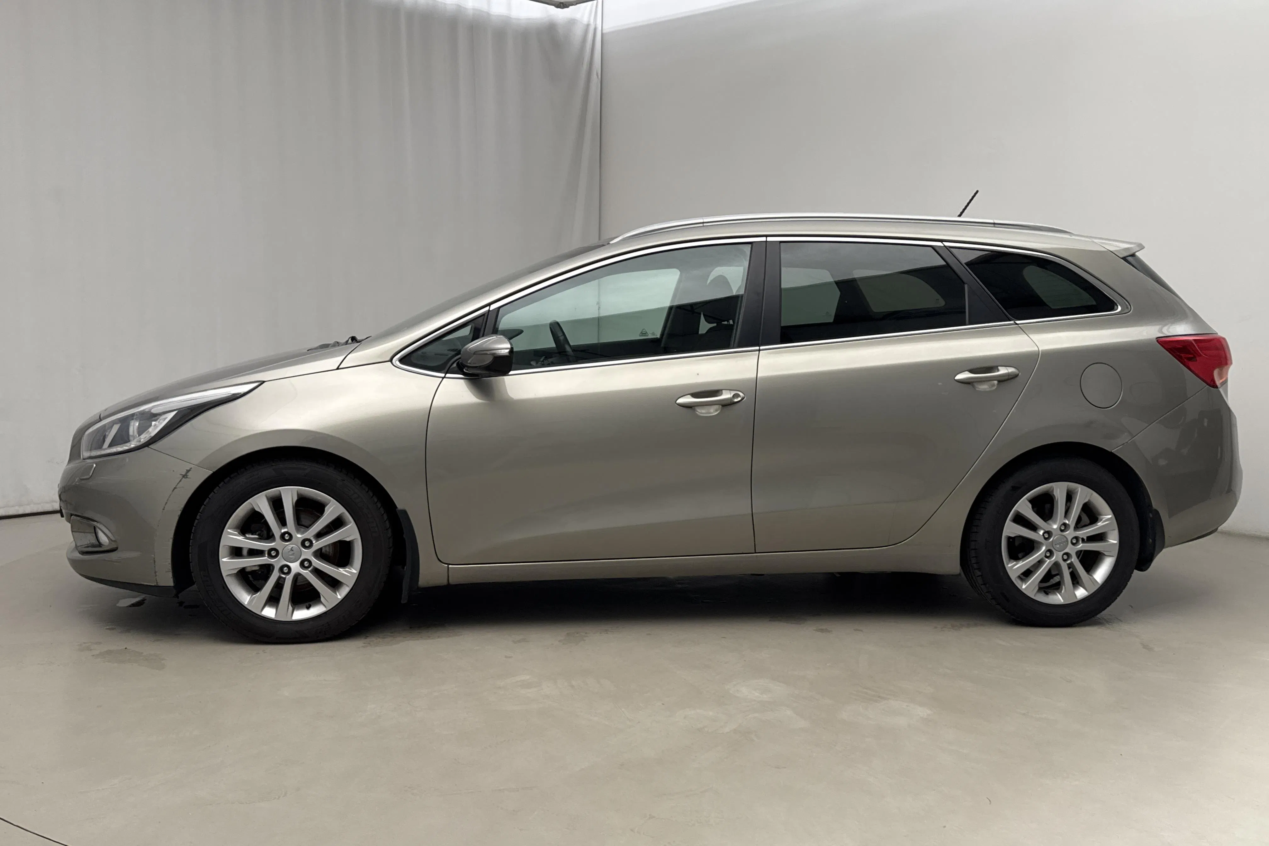 Presentationsfoto 2 av 16: KIA Cee'd 1.6 CRDi SW (128hk) - 9 498 mil - Manuell - grå - 2013