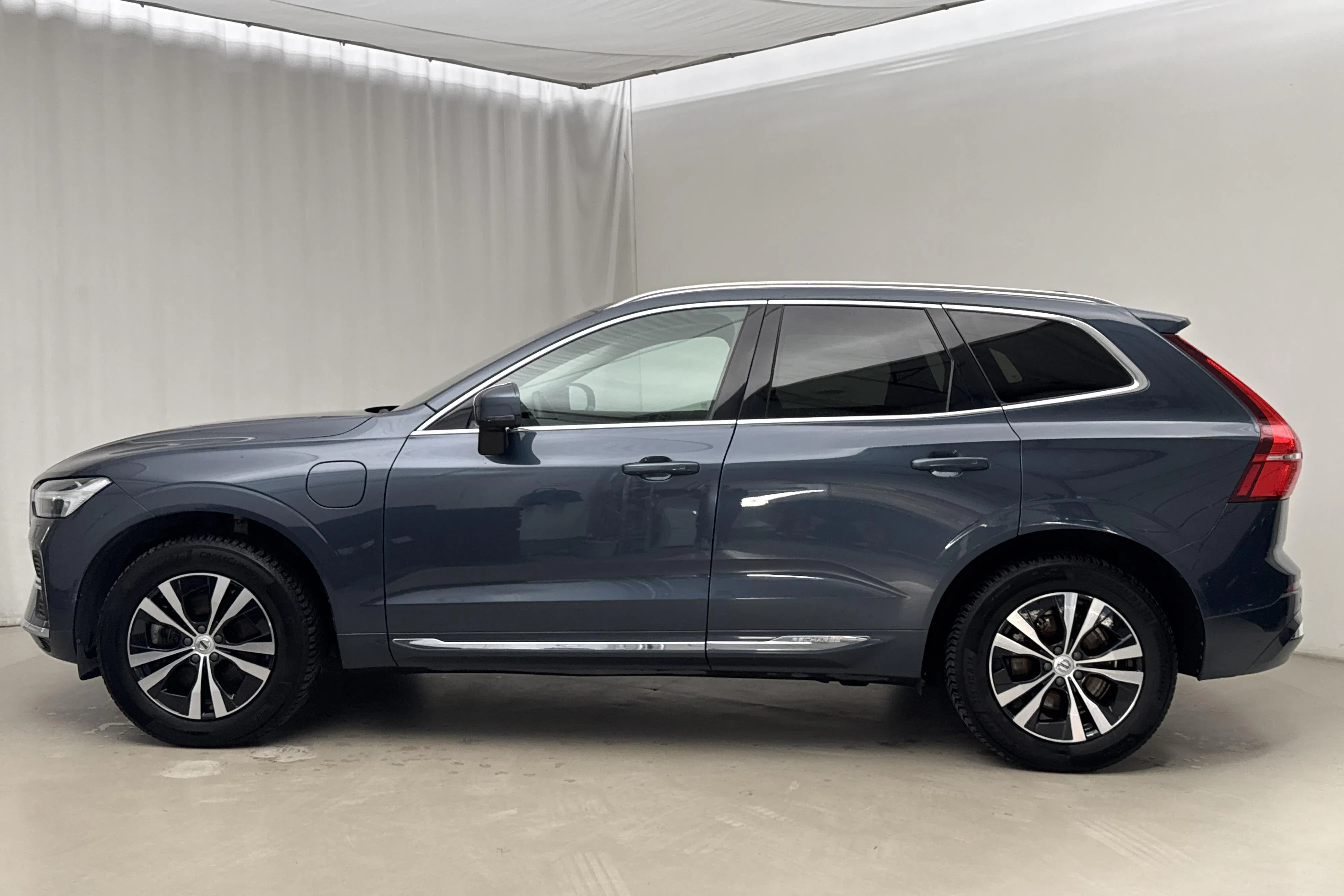 Presentationsfoto 2 av 21: Volvo XC60 T6 AWD Recharge (350hk) - 9 300 mil - Automat - Mörkblå - 2024