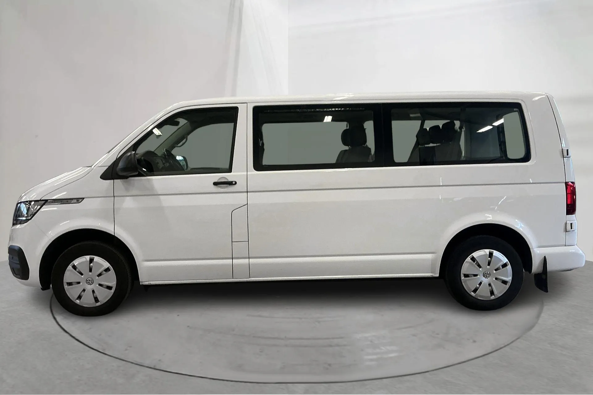 Presentationsfoto 2 av 17: VW Caravelle T6.1 TDI (150hk) - 13 121 mil - Automat - vit - 2023