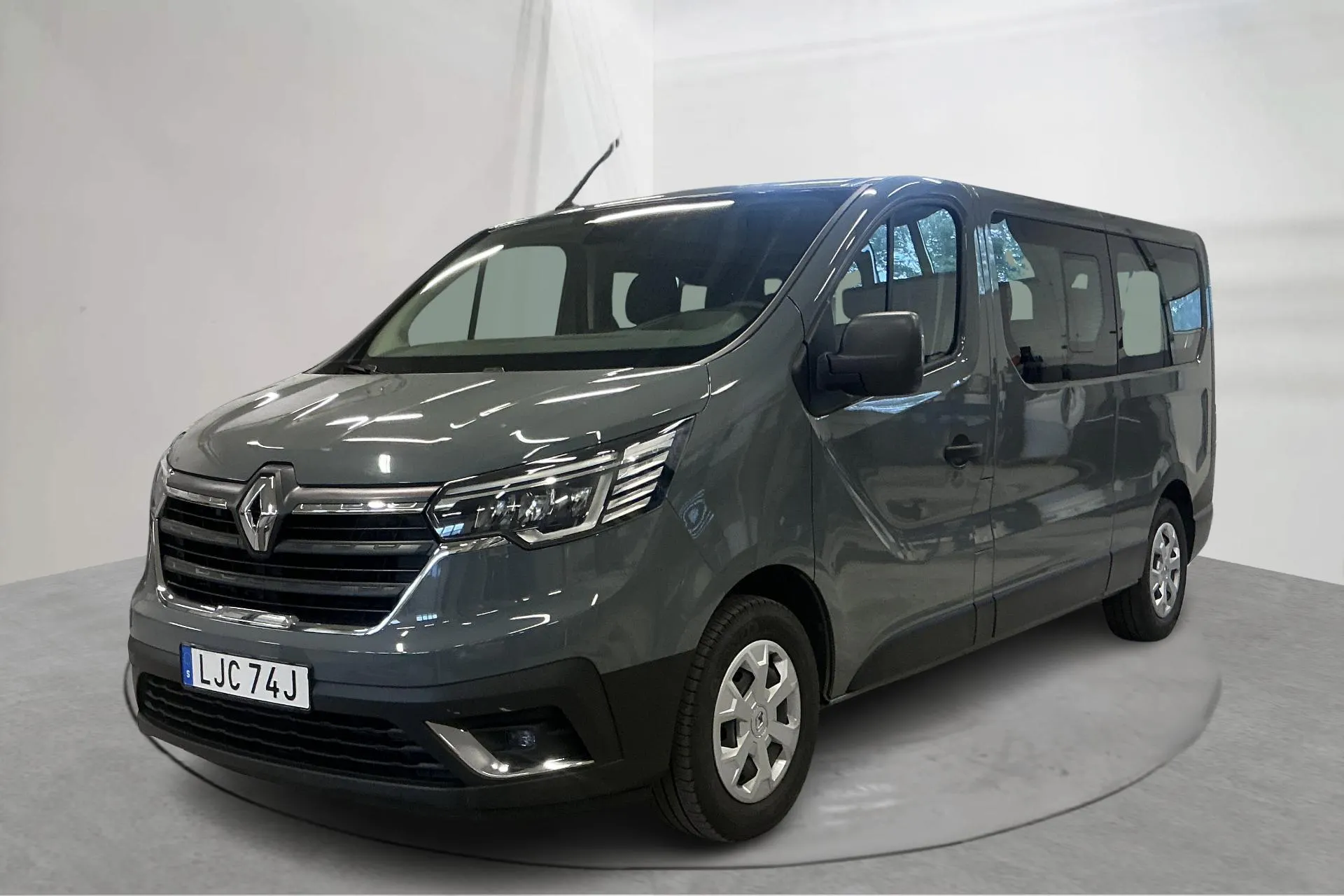 Presentation photo 1 of 13: Renault Trafic Passenger 2.0 dCi (150hk) - 52 600 km - Manual - gray - 2024