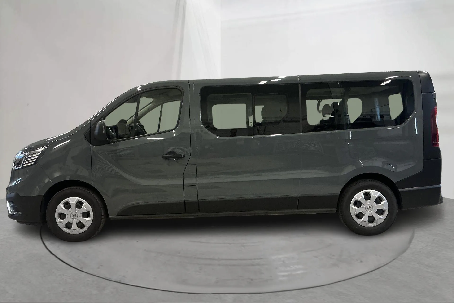 Presentation photo 2 of 13: Renault Trafic Passenger 2.0 dCi (150hk) - 52 600 km - Manual - gray - 2024