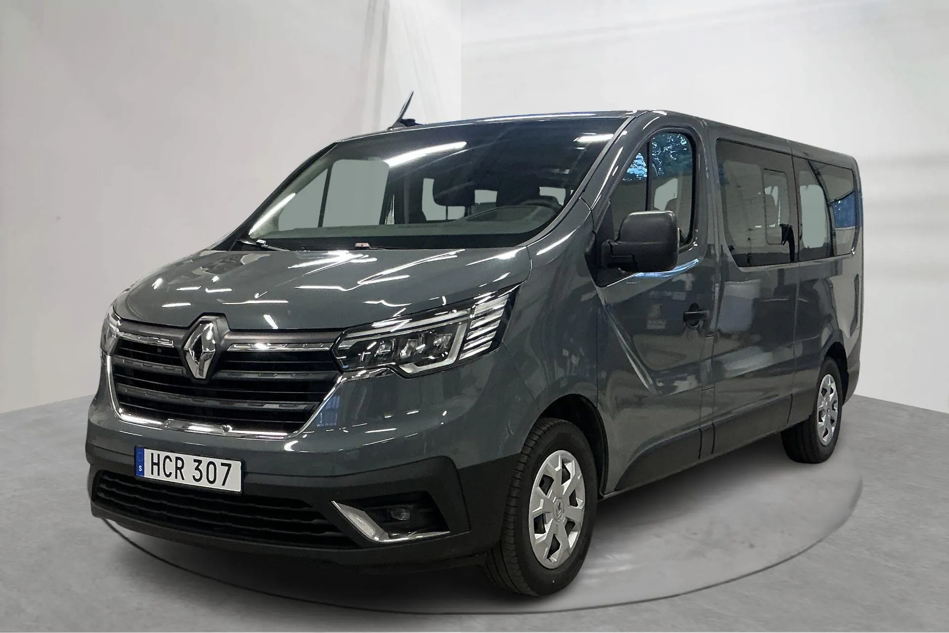 Presentationsfoto 1 av 13: Renault Trafic Passenger 2.0 dCi (150hk) - 6 373 mil - Manuell - grå - 2024