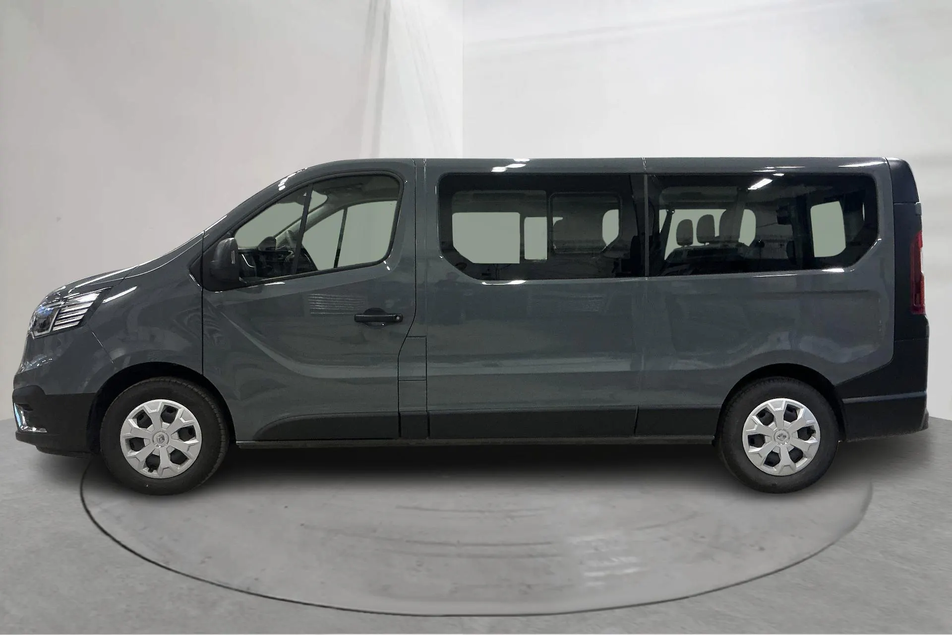 Presentationsfoto 2 av 13: Renault Trafic Passenger 2.0 dCi (150hk) - 6 373 mil - Manuell - grå - 2024