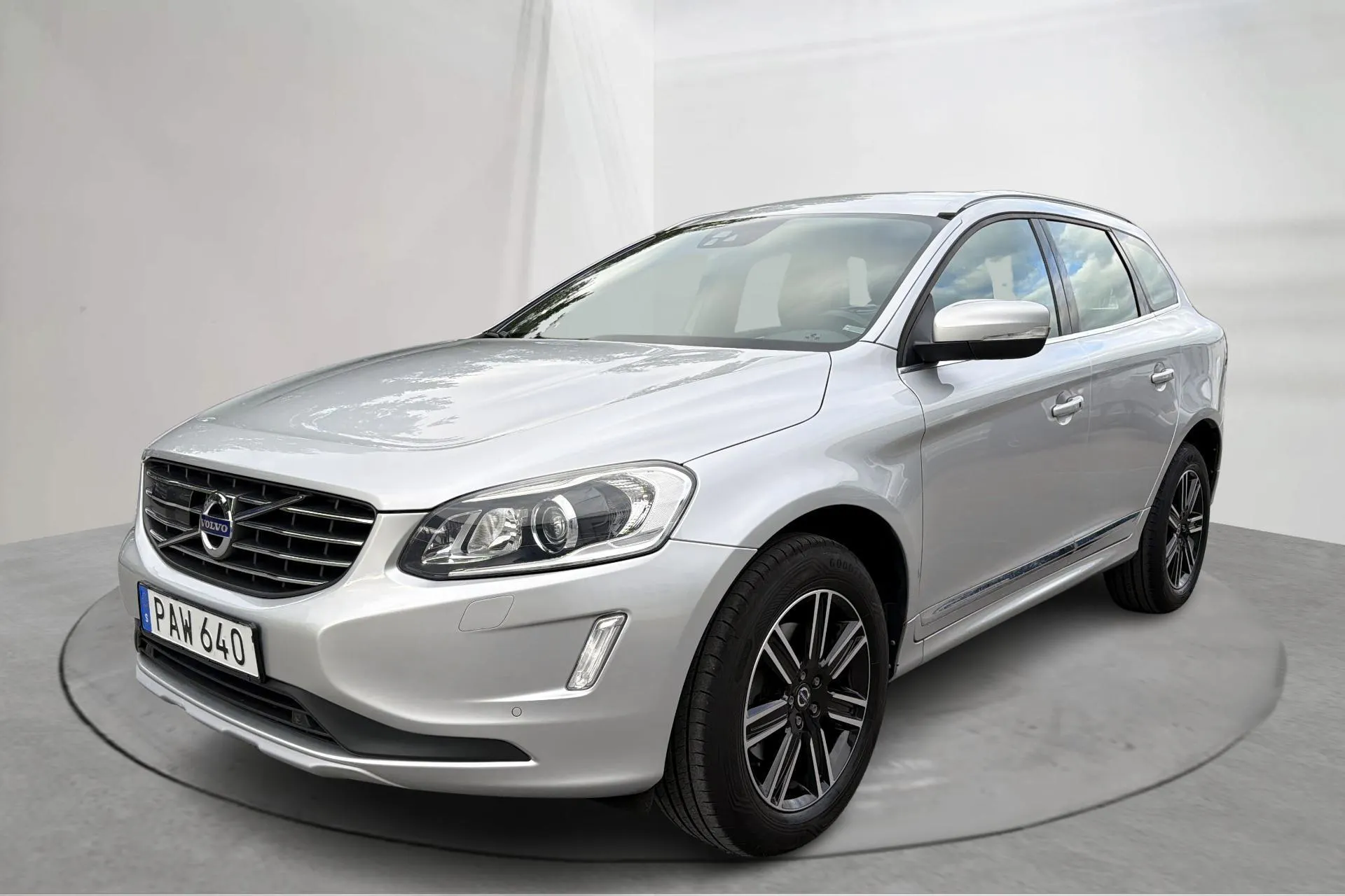 Presentationsfoto 1 av 14: Volvo XC60 D4 2WD (190hk) - 13 881 mil - Automat - silver - 2017