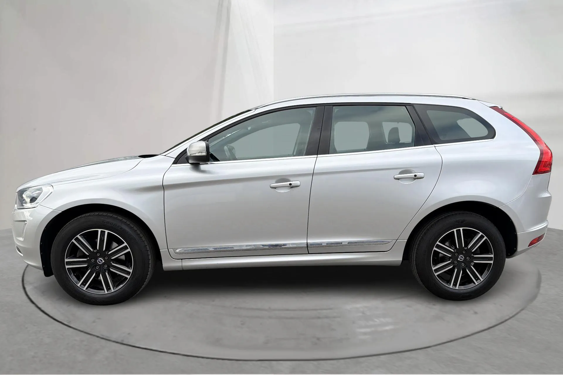 Presentationsfoto 2 av 14: Volvo XC60 D4 2WD (190hk) - 13 881 mil - Automat - silver - 2017