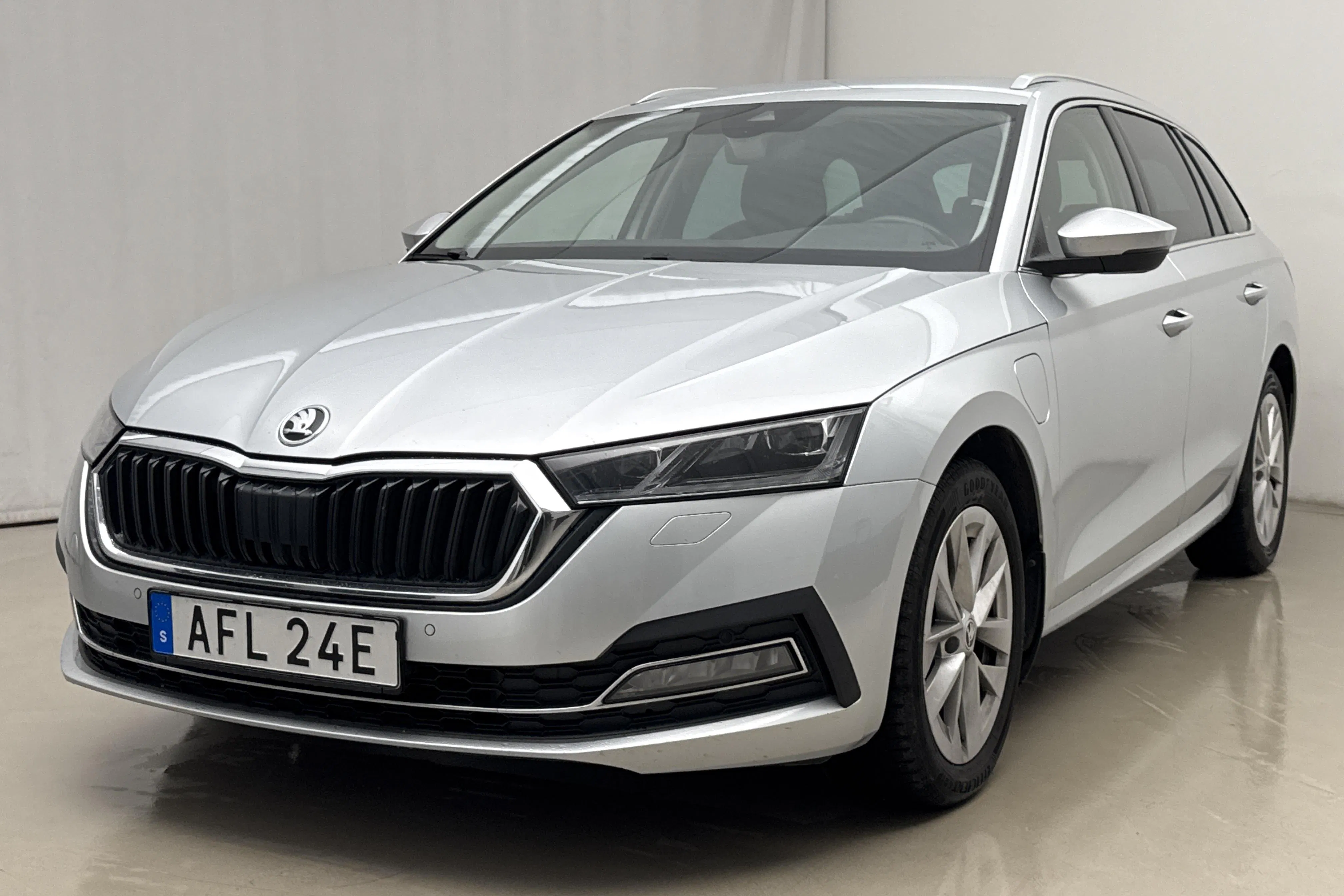 Presentation photo 1 of 26: Skoda Octavia 1.4 iV PHEV Combi (204hk) - 93 930 km - Automatic - gray - 2022