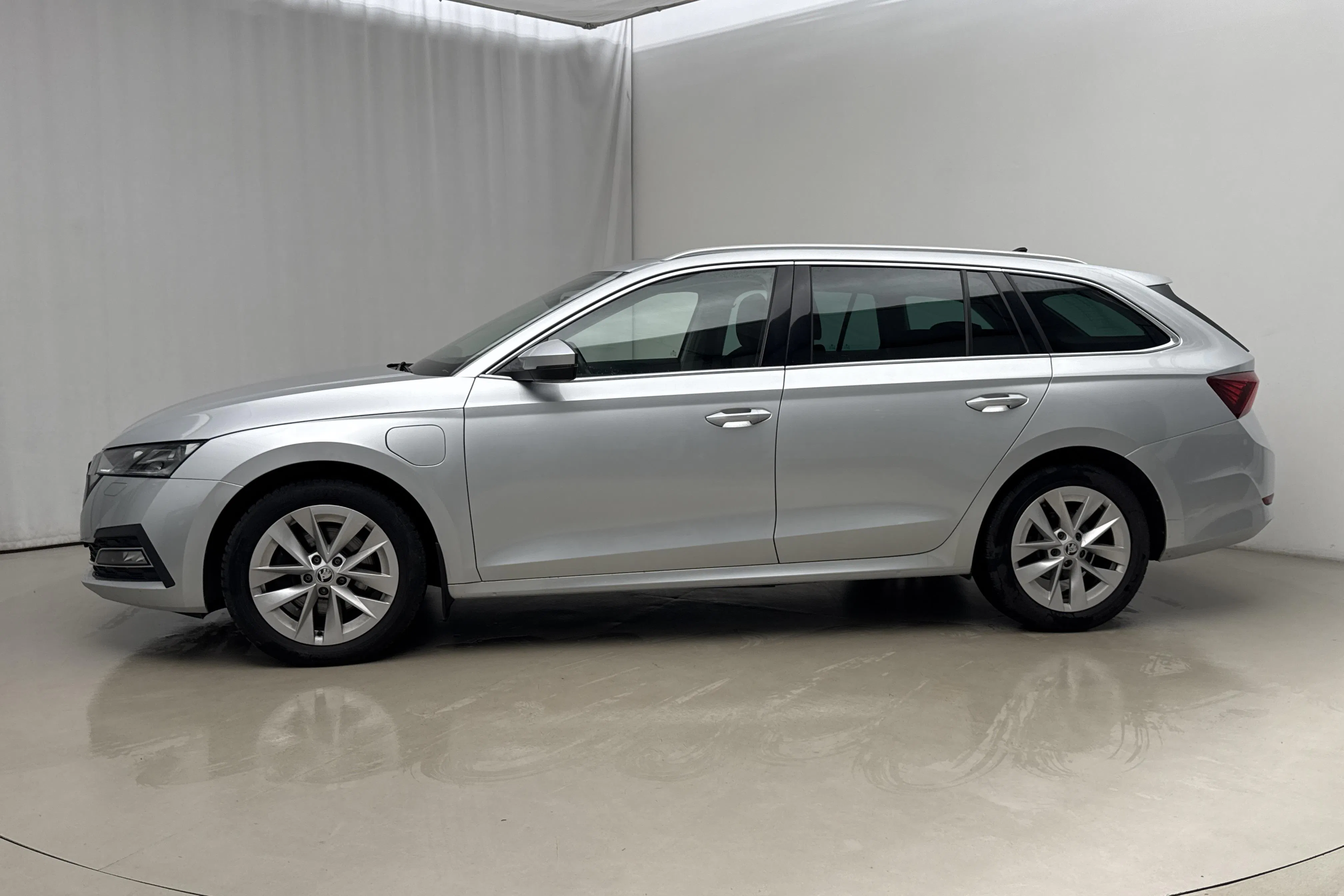 Presentation photo 2 of 26: Skoda Octavia 1.4 iV PHEV Combi (204hk) - 93 930 km - Automatic - gray - 2022